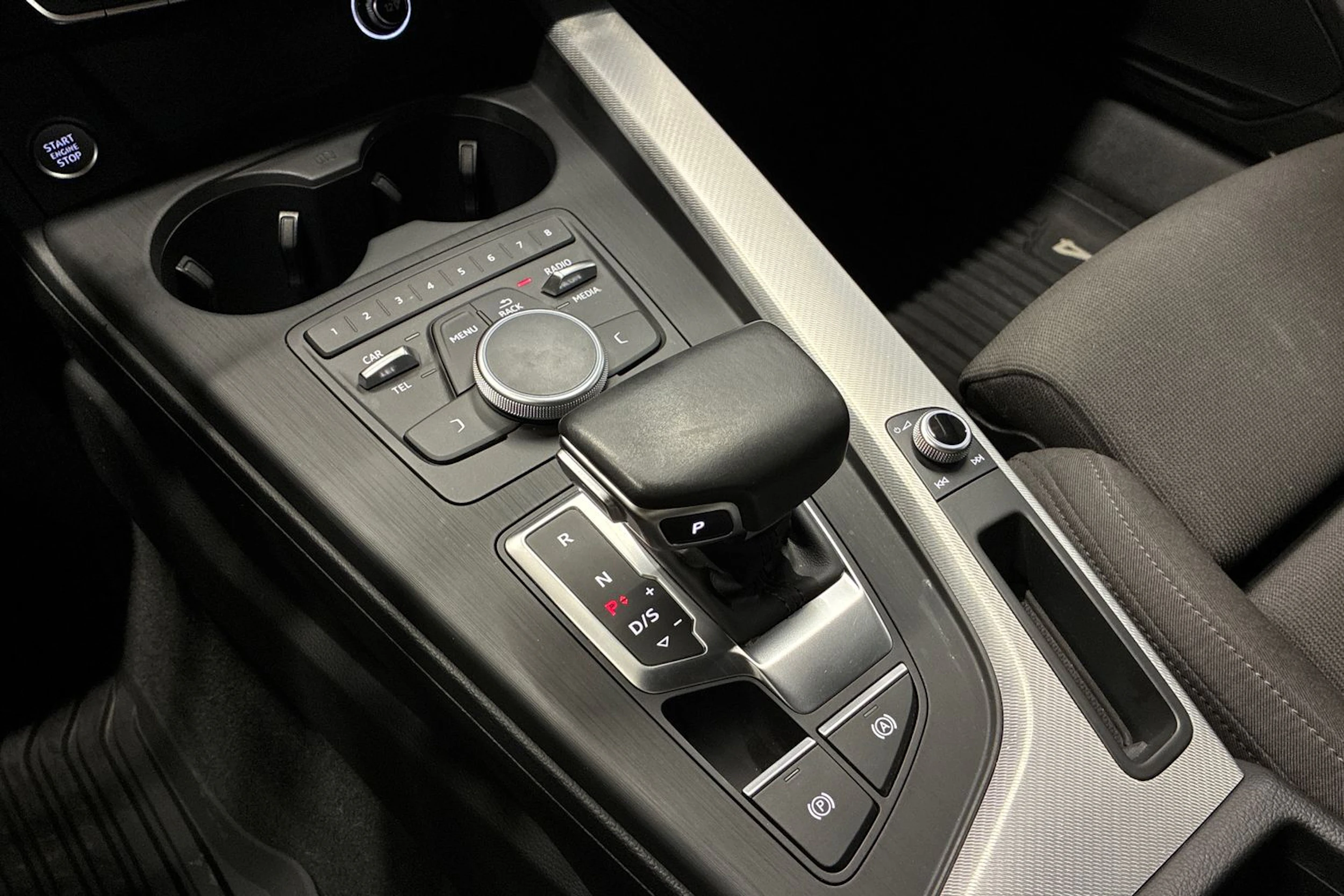 musta Audi A4 2016 kuva 16.