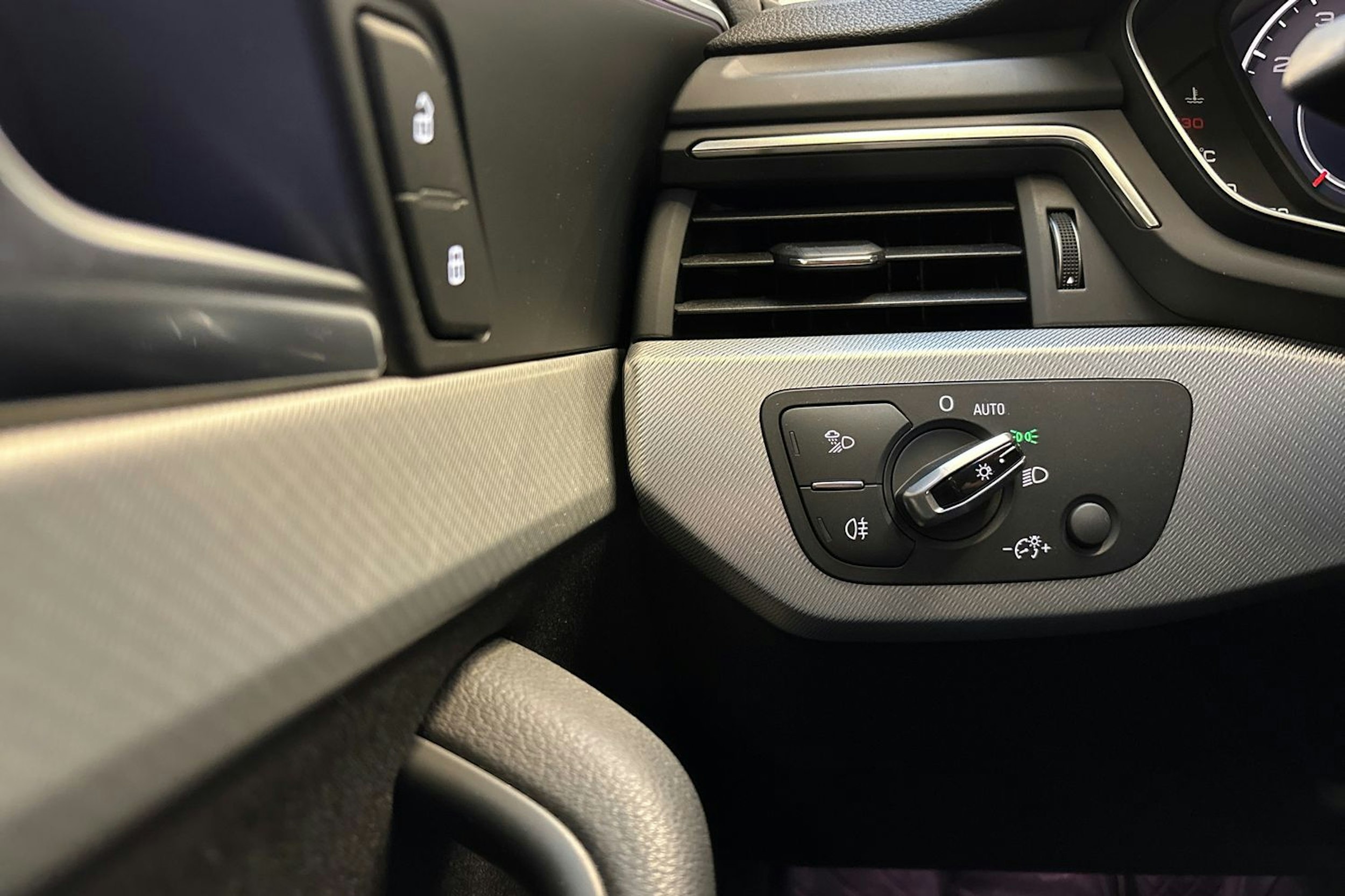 harmaa Audi A4 2016 kuva 20.