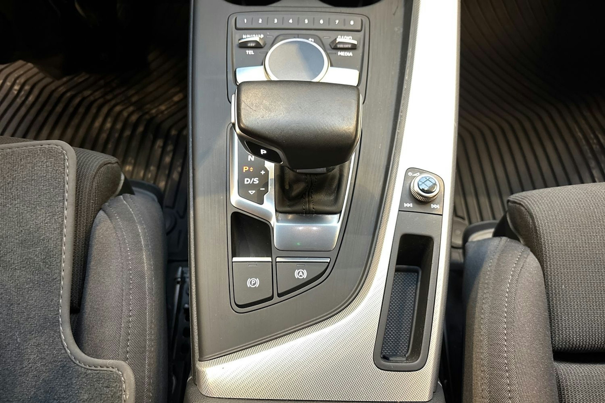 harmaa Audi A4 2016 kuva 29.