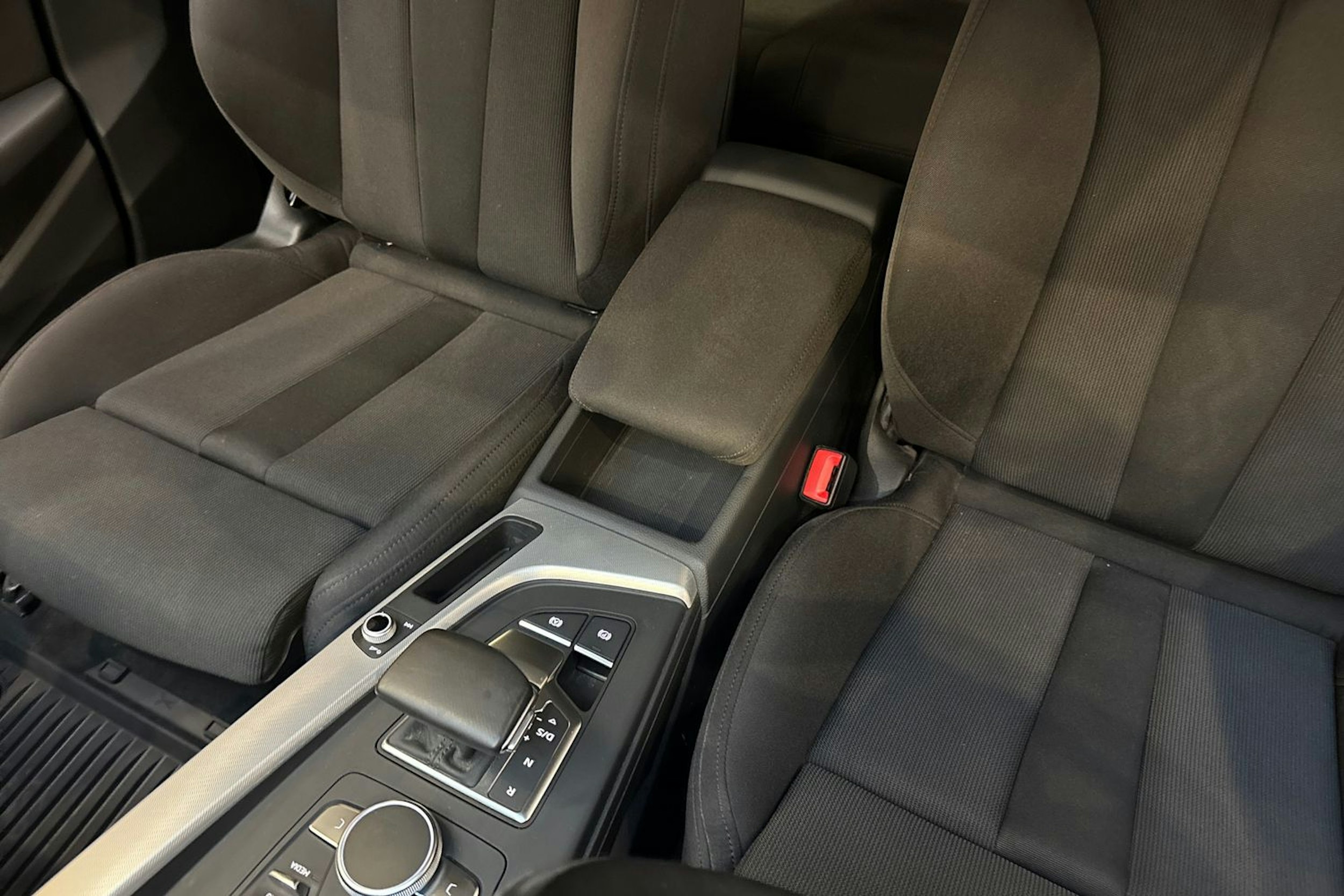 harmaa Audi A4 2016 kuva 30.