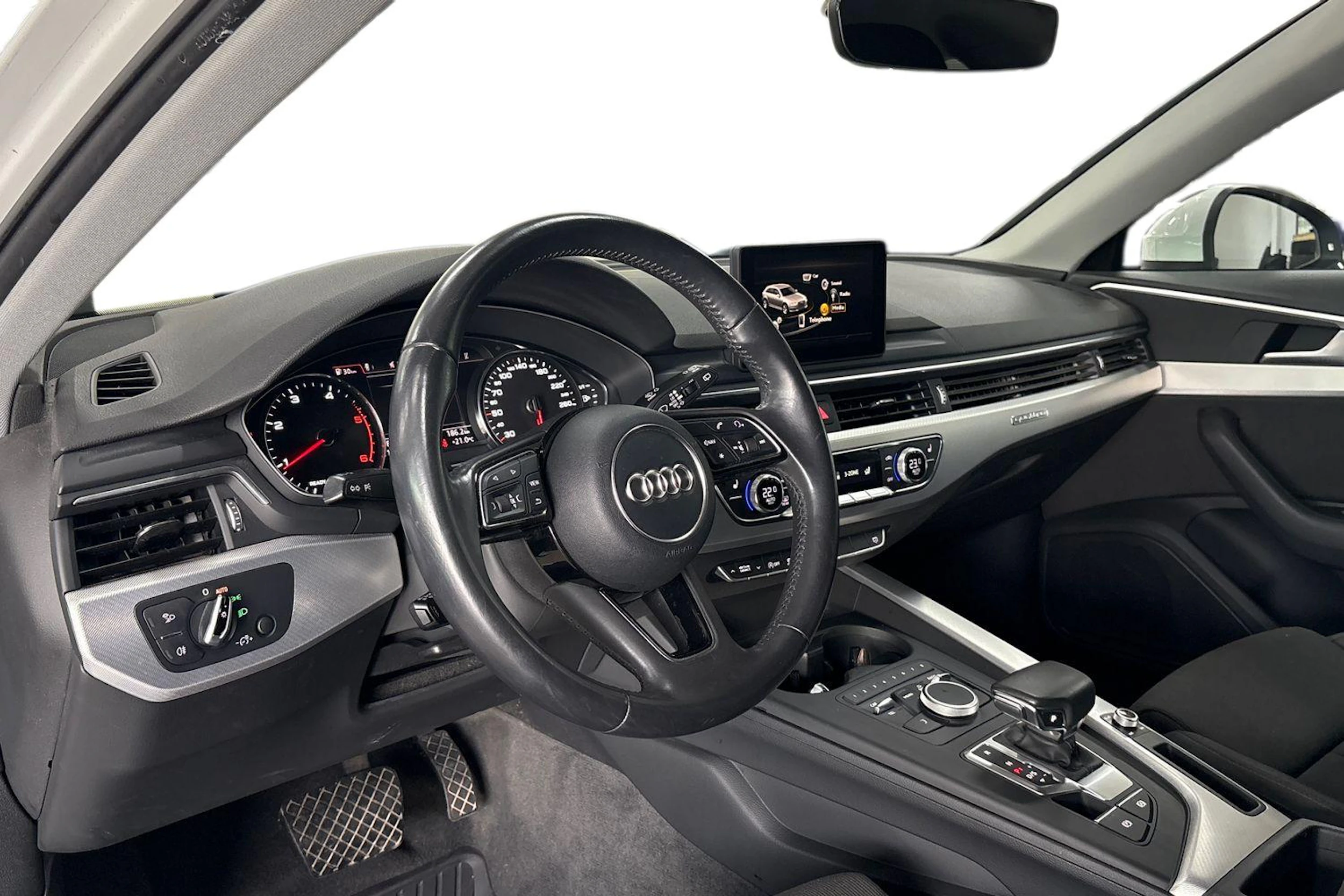 Valkoinen Audi A4 2016 kuva 6.