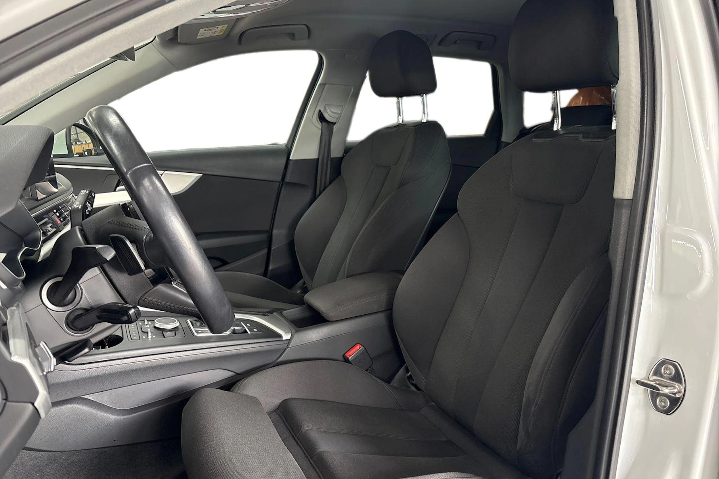 Valkoinen Audi A4 2016 kuva 7.