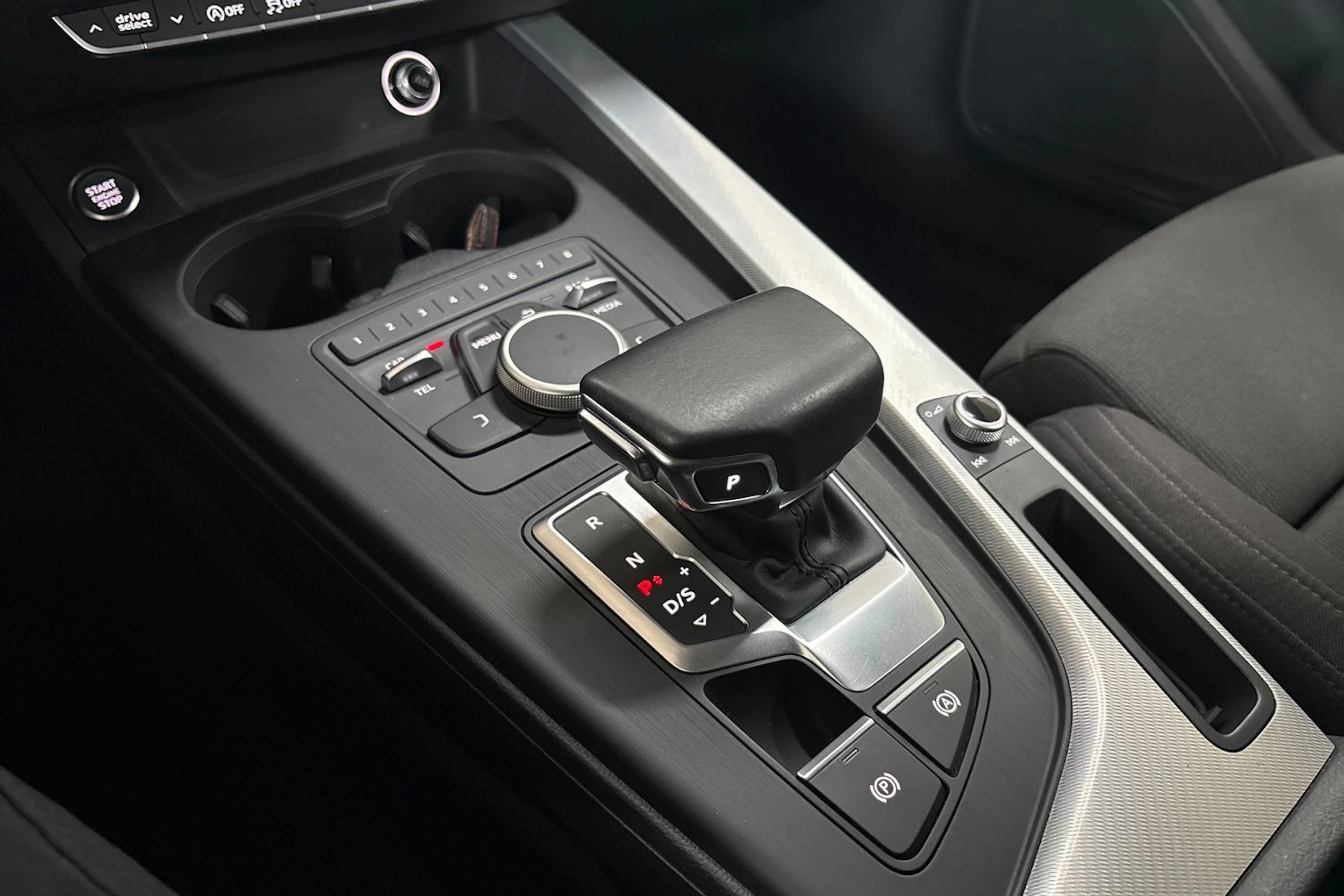 Valkoinen Audi A4 2016 kuva 17.