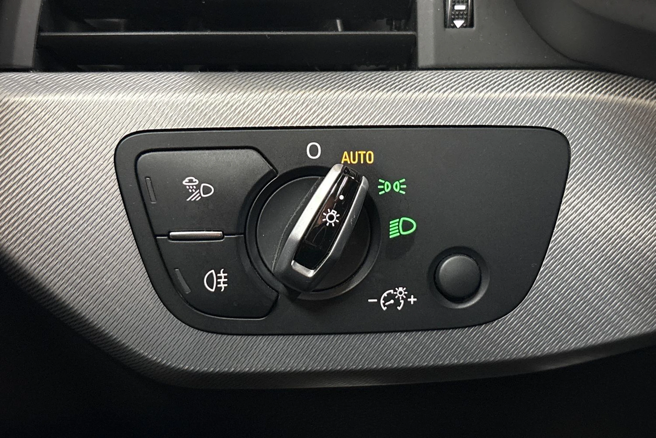 Valkoinen Audi A4 2016 kuva 19.