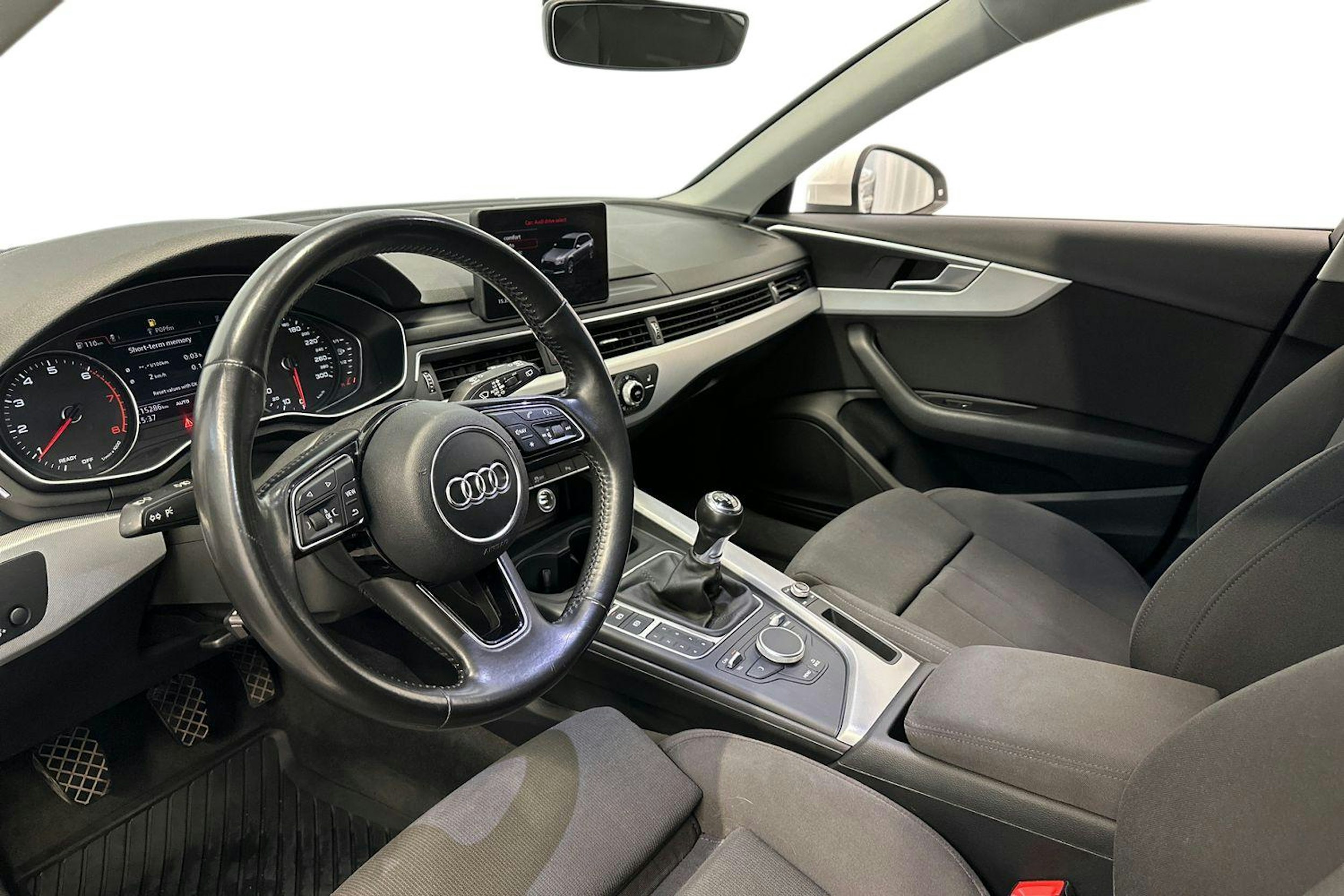 valkoinen Audi A4 2016 kuva 7.