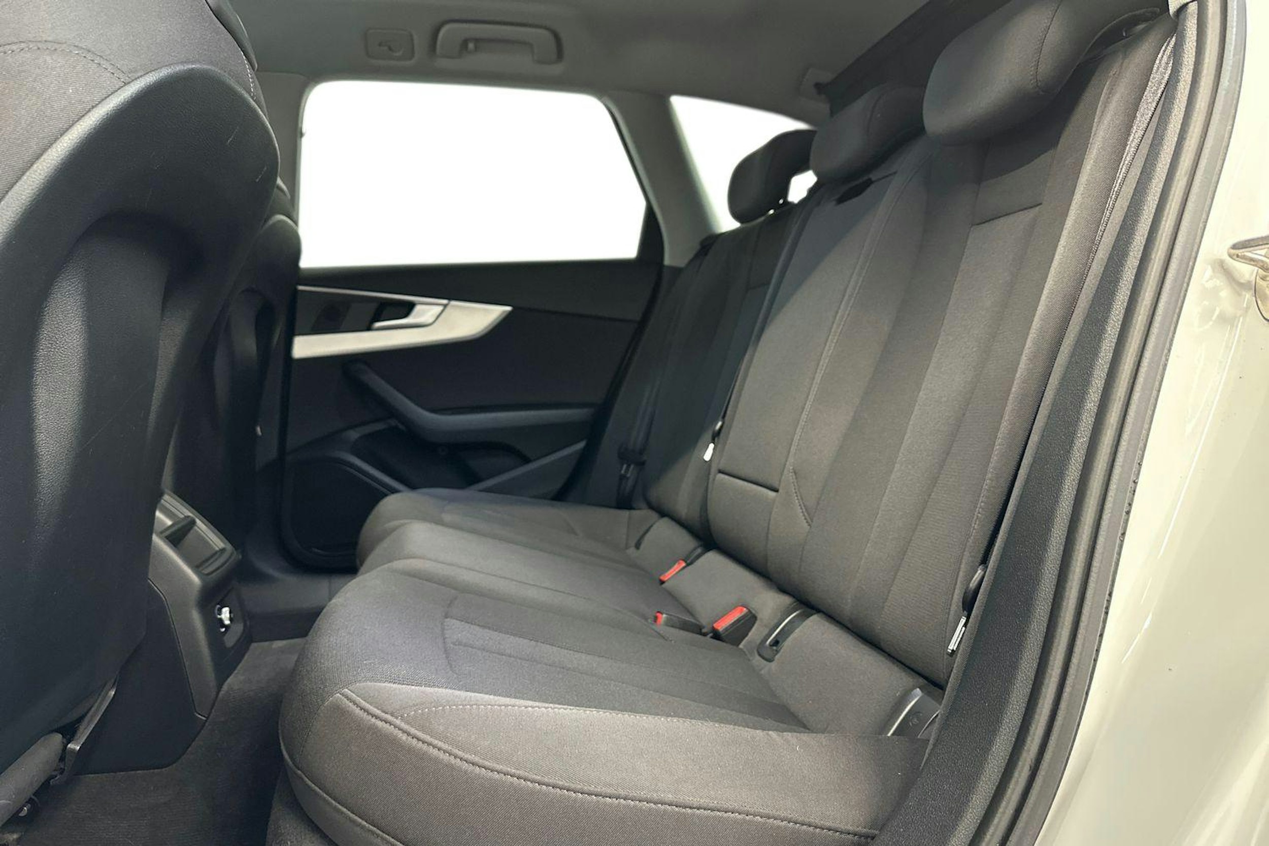 valkoinen Audi A4 2016 kuva 10.