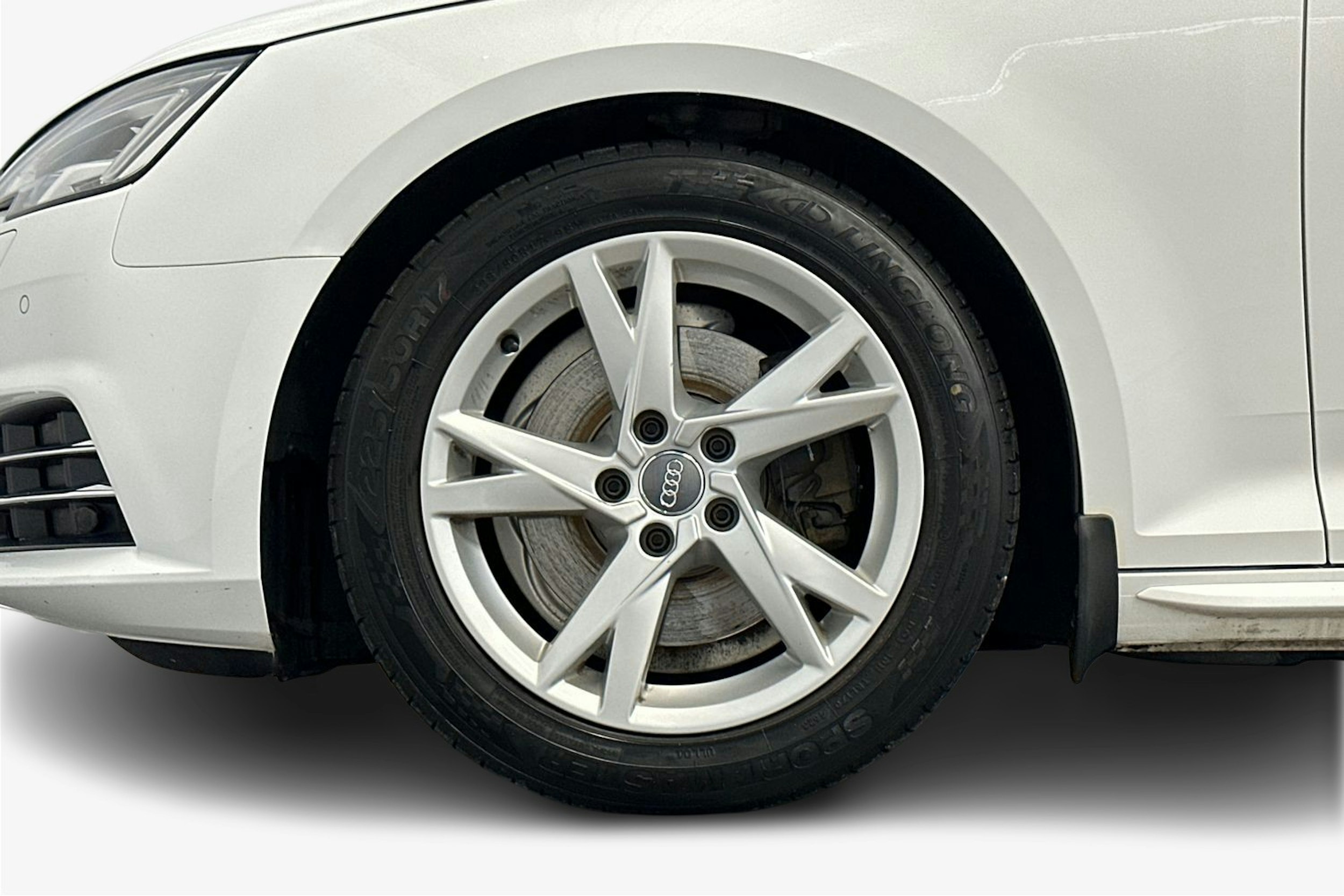 valkoinen Audi A4 2016 kuva 11.