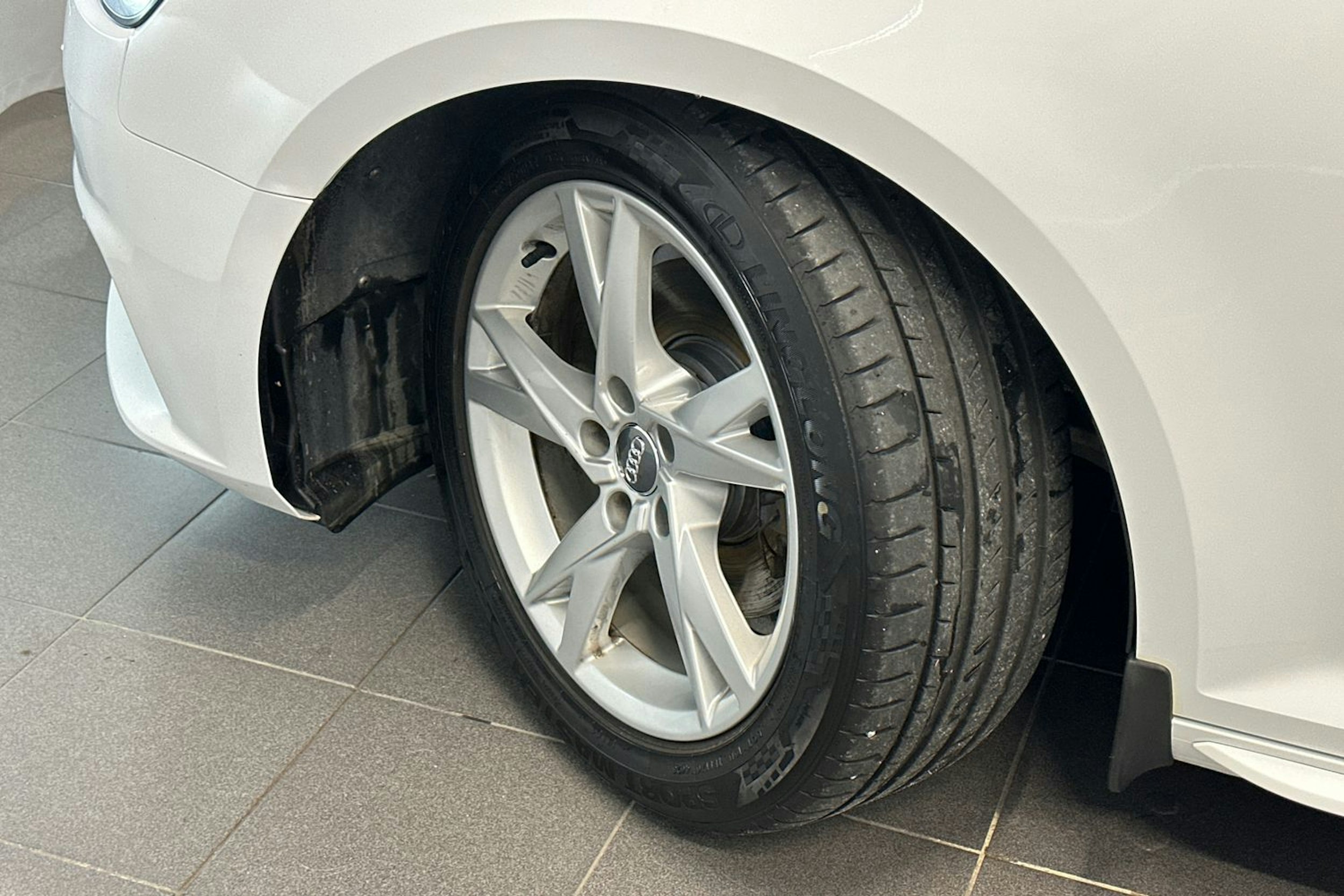 valkoinen Audi A4 2016 kuva 13.