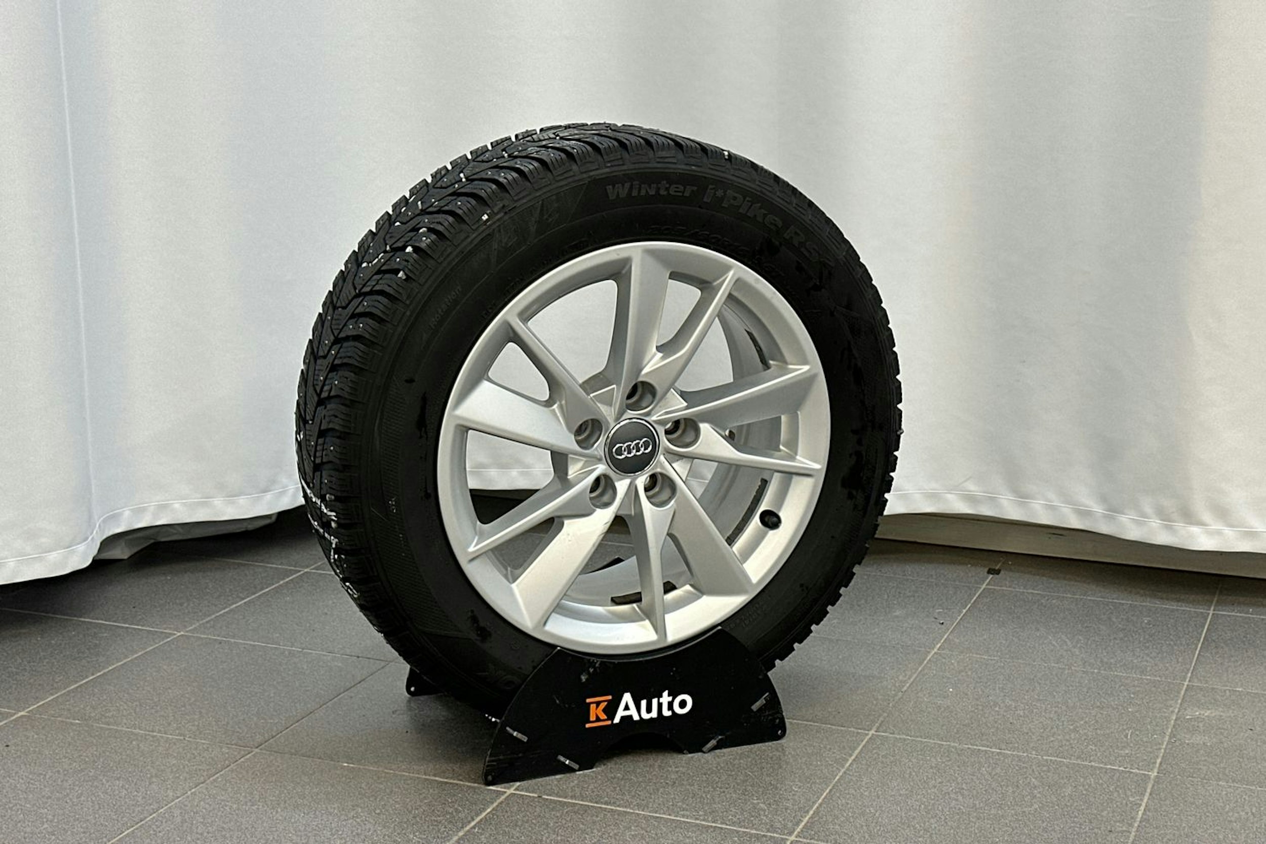valkoinen Audi A4 2016 kuva 14.