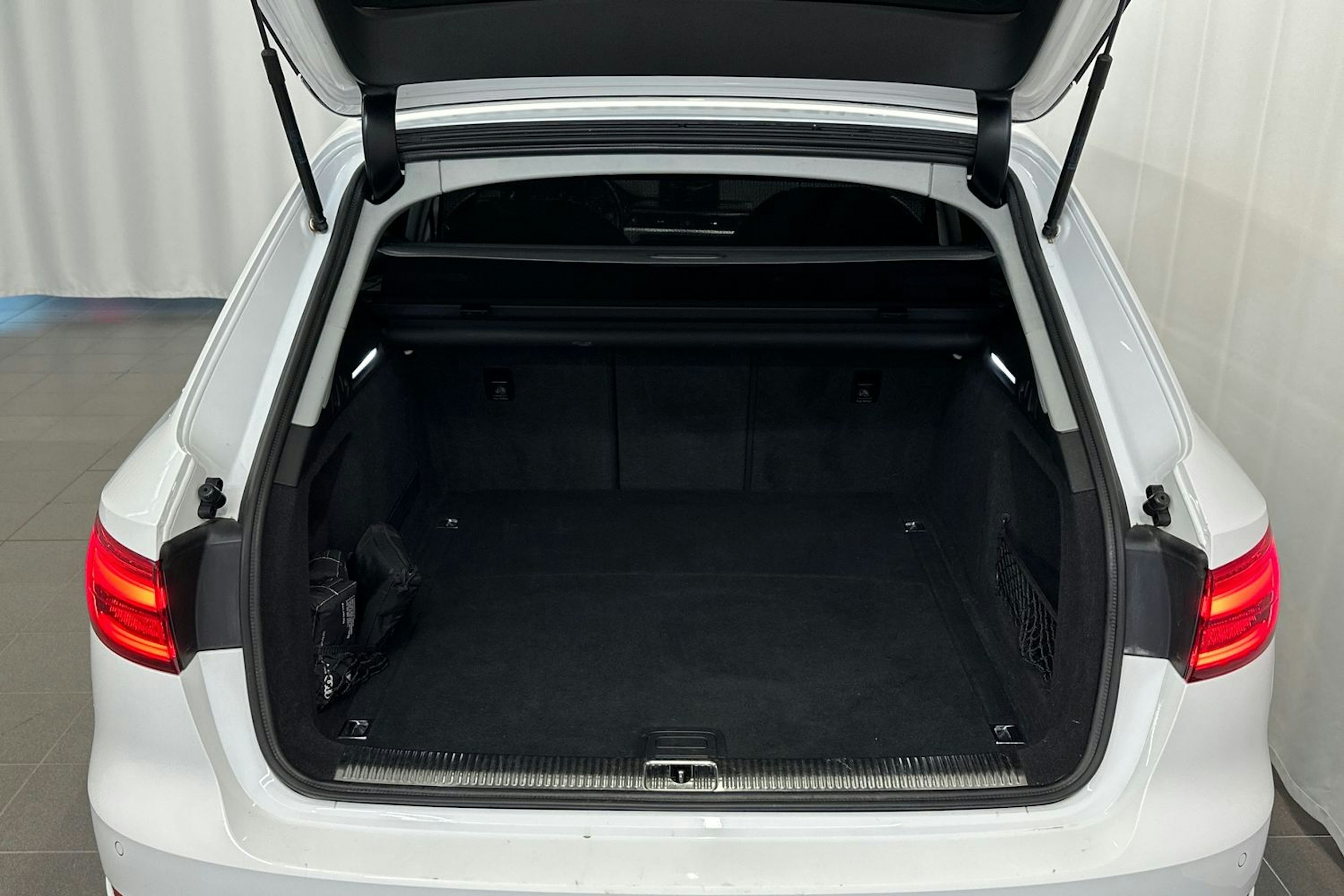 valkoinen Audi A4 2016 kuva 16.