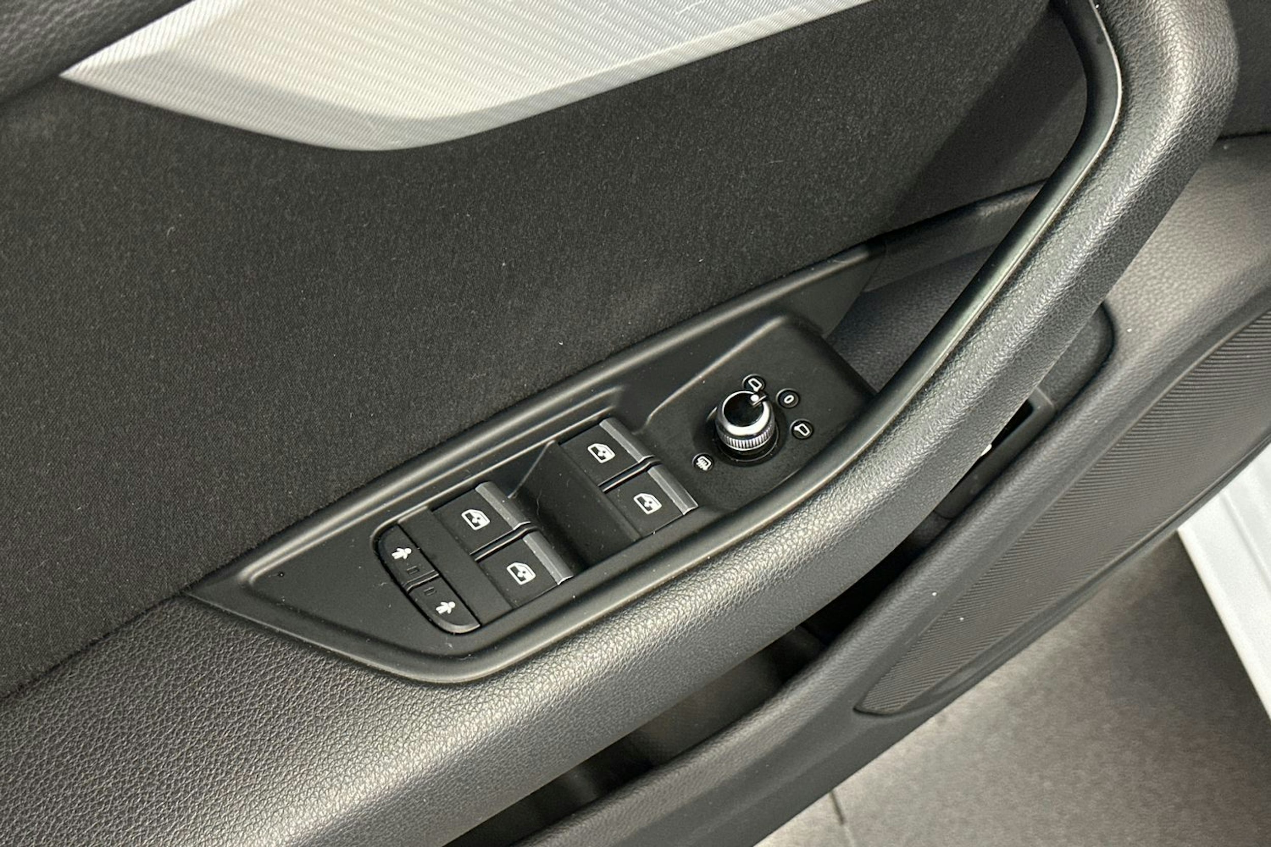 valkoinen Audi A4 2016 kuva 18.