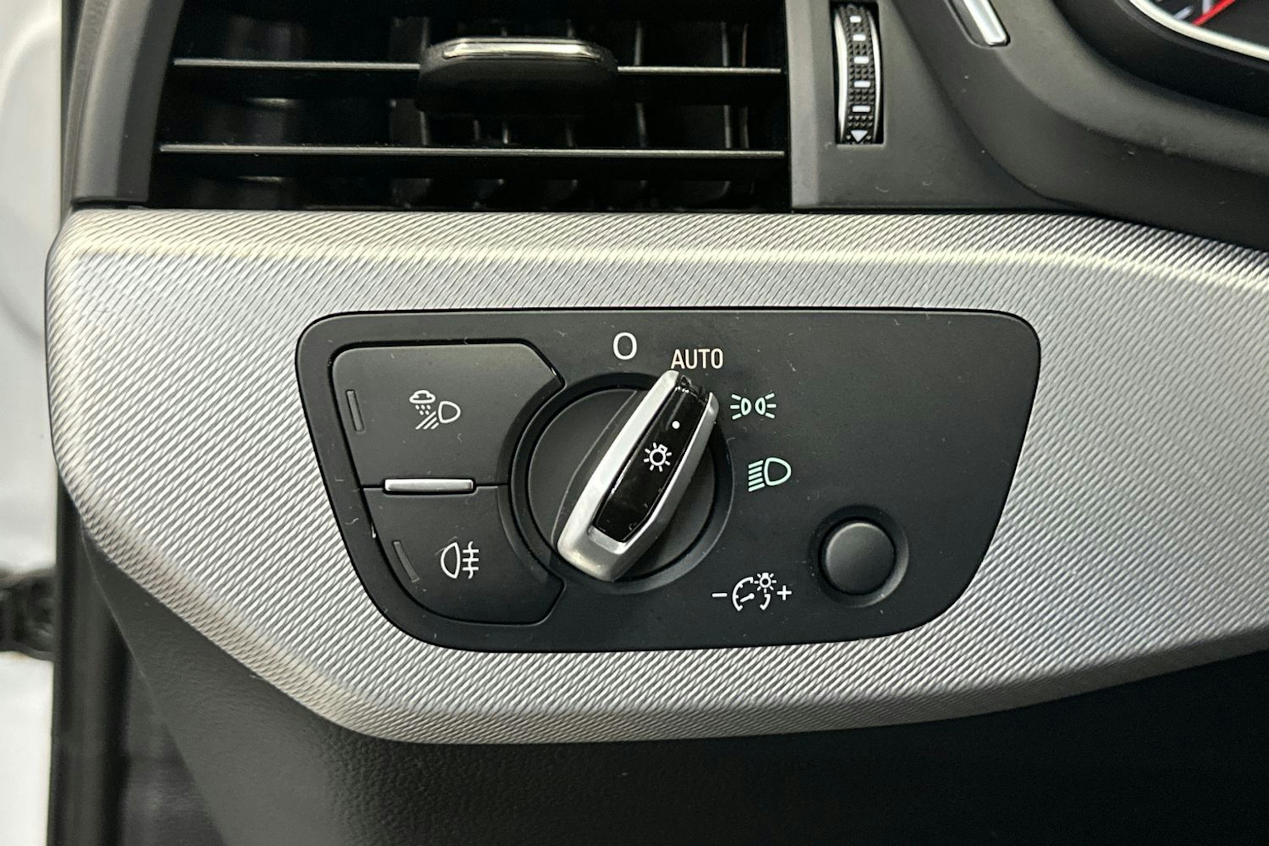valkoinen Audi A4 2016 kuva 19.