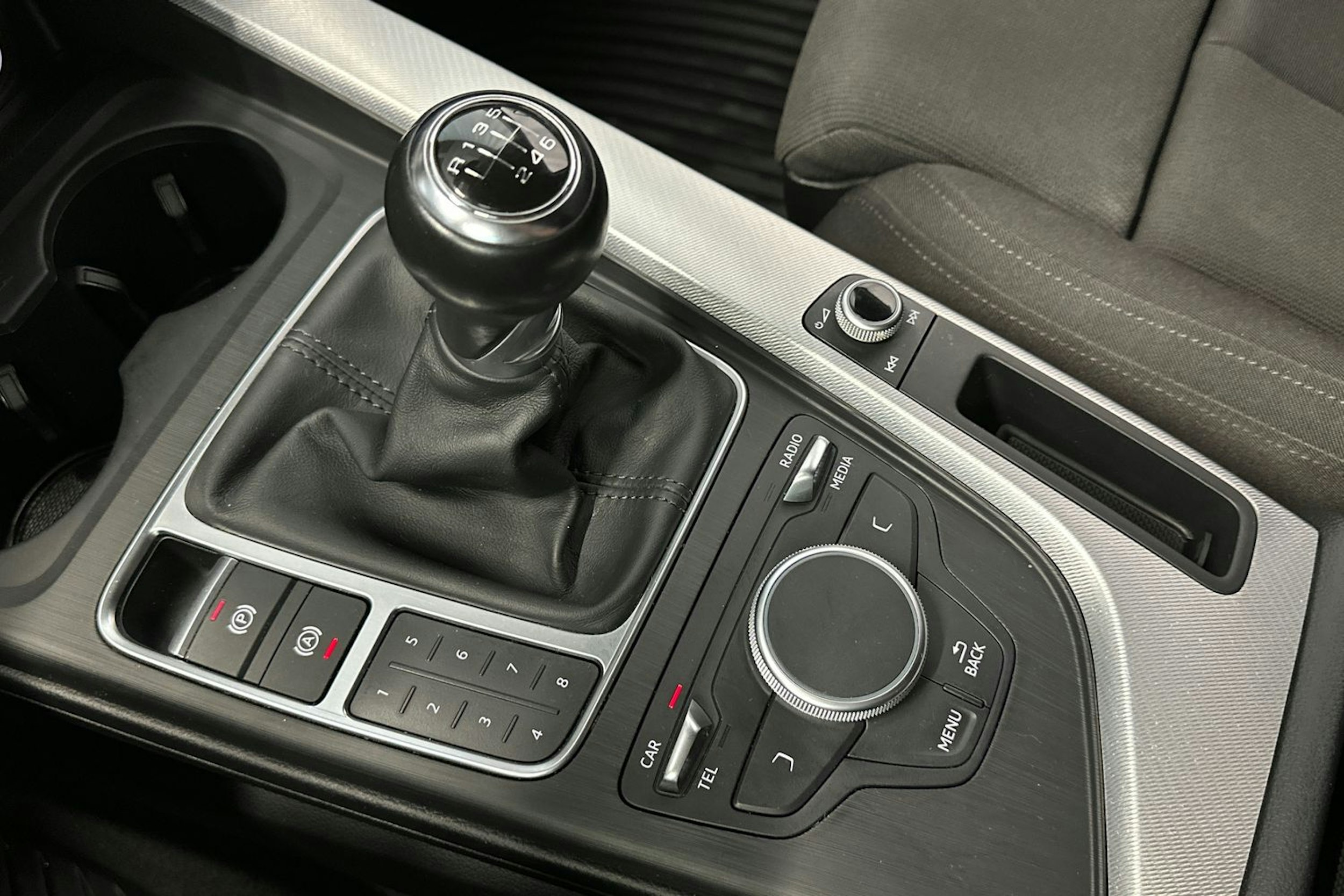 valkoinen Audi A4 2016 kuva 24.