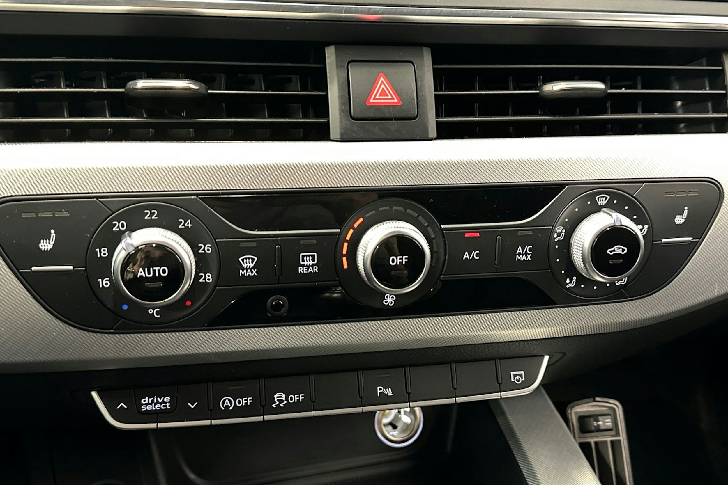 valkoinen Audi A4 2016 kuva 25.