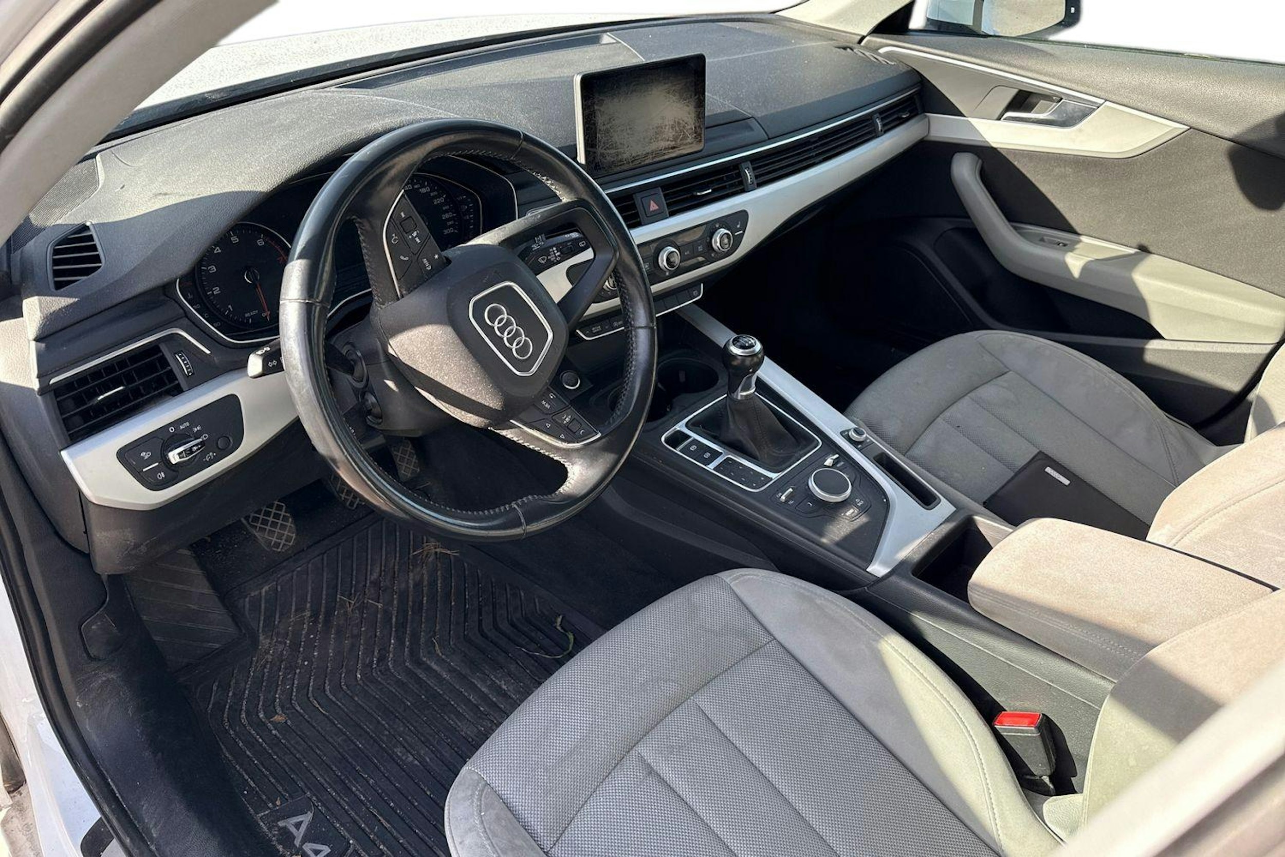valkoinen Audi A4 2016 kuva 3.