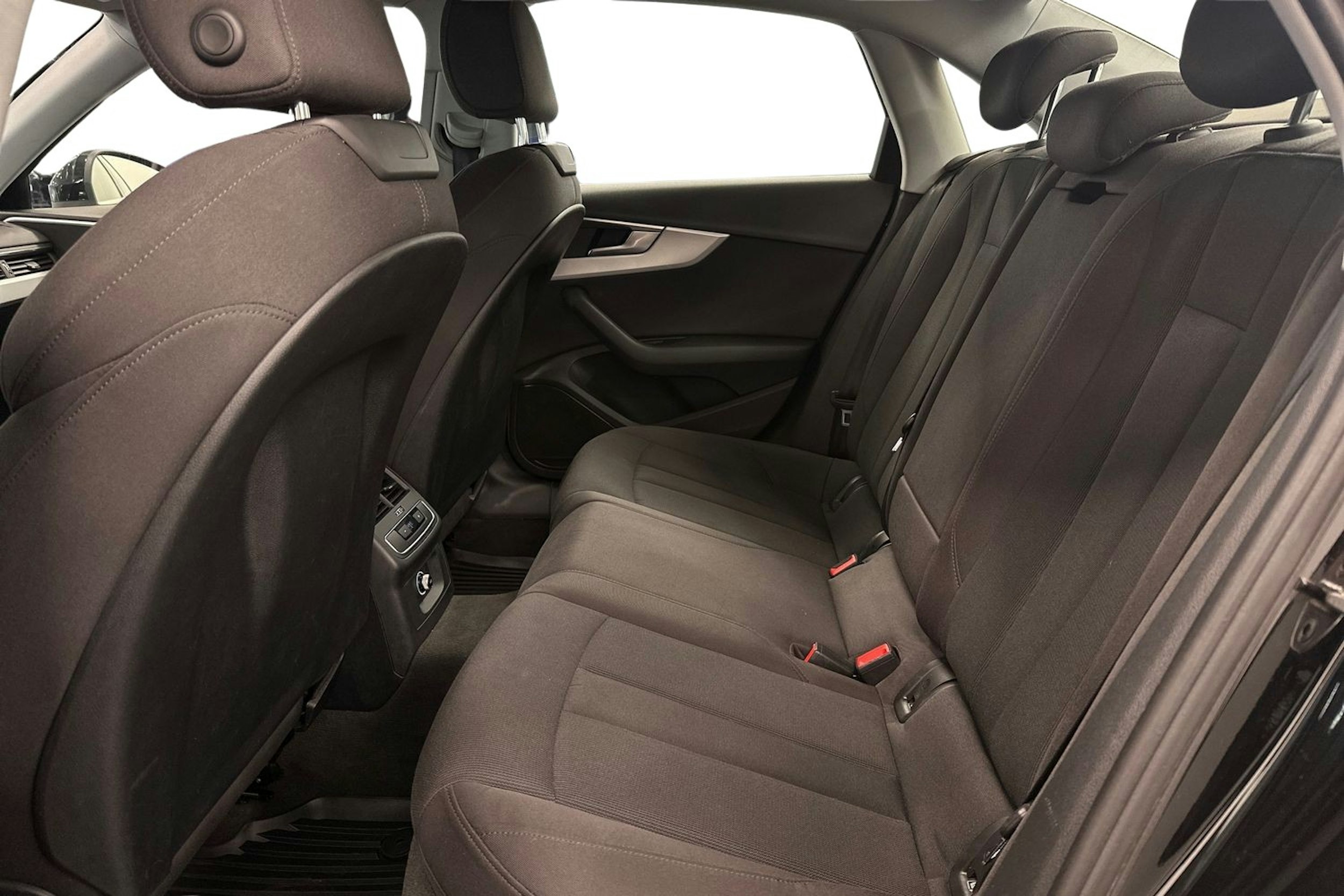 musta Audi A4 2016 kuva 10.