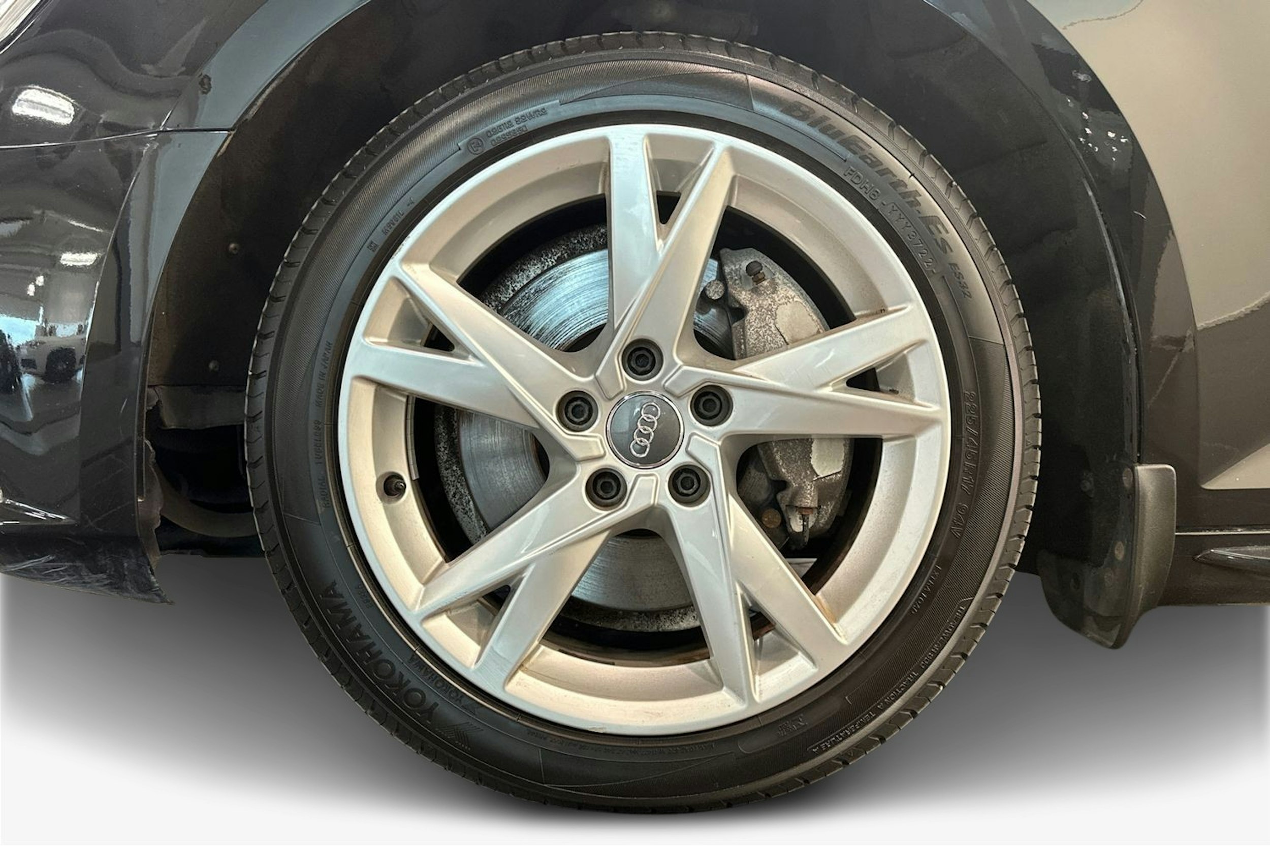 musta Audi A4 2016 kuva 11.