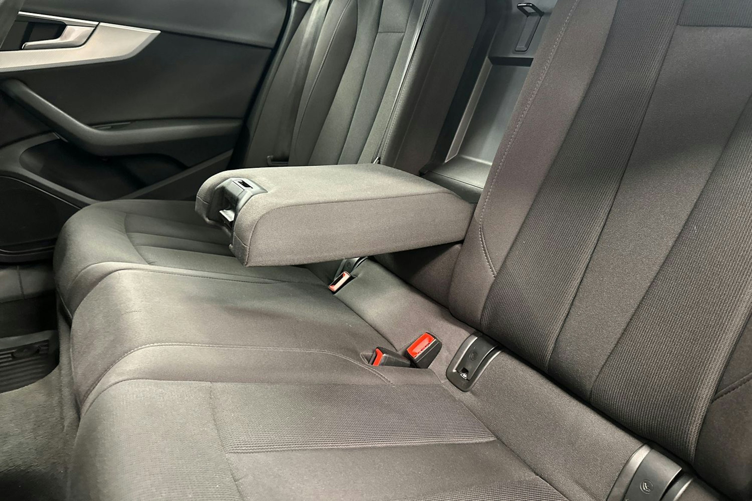 musta Audi A4 2016 kuva 18.