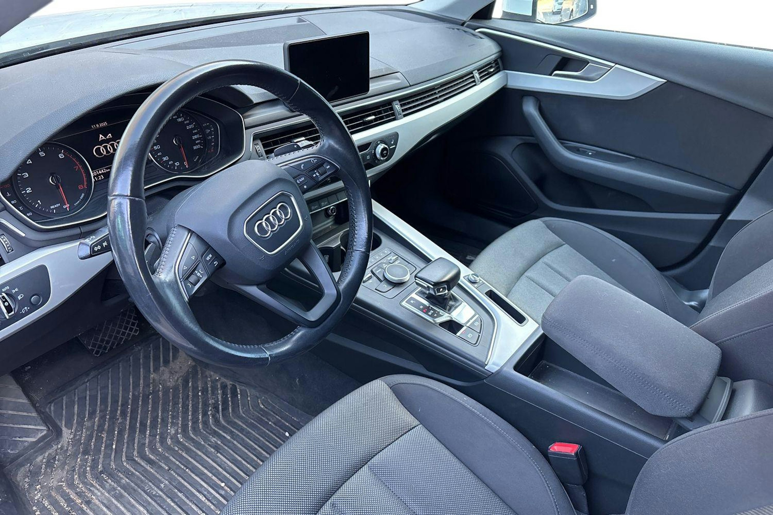 valkoinen Audi A4 2016 kuva 3.