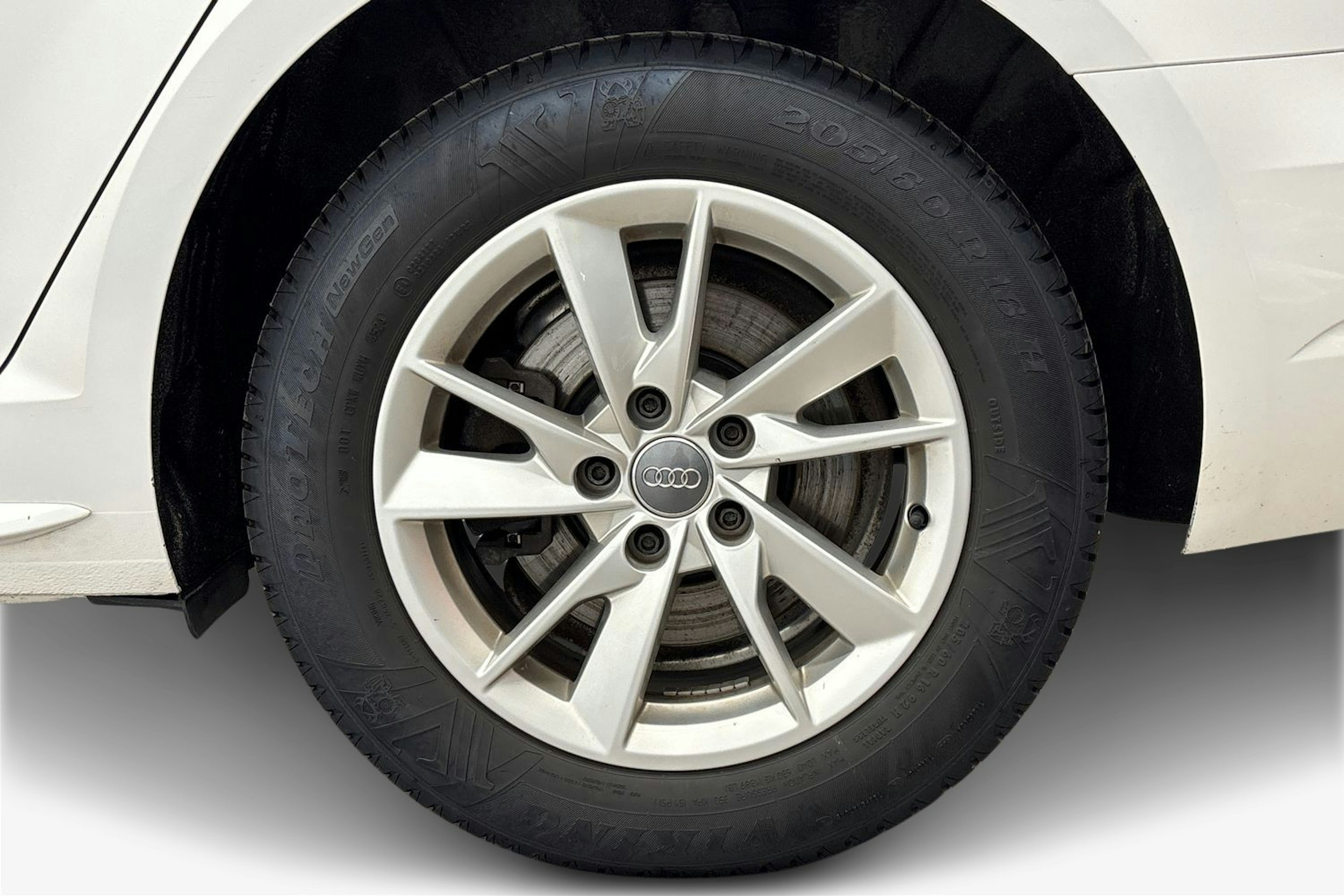 valkoinen Audi A4 2016 kuva 11.