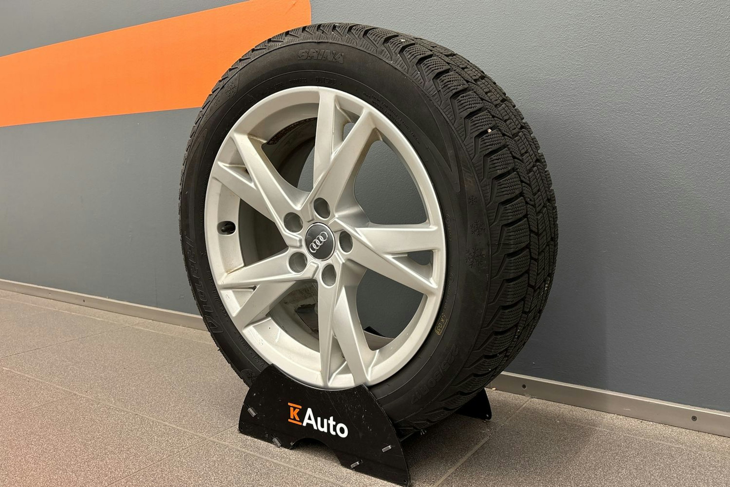 valkoinen Audi A4 2016 kuva 13.