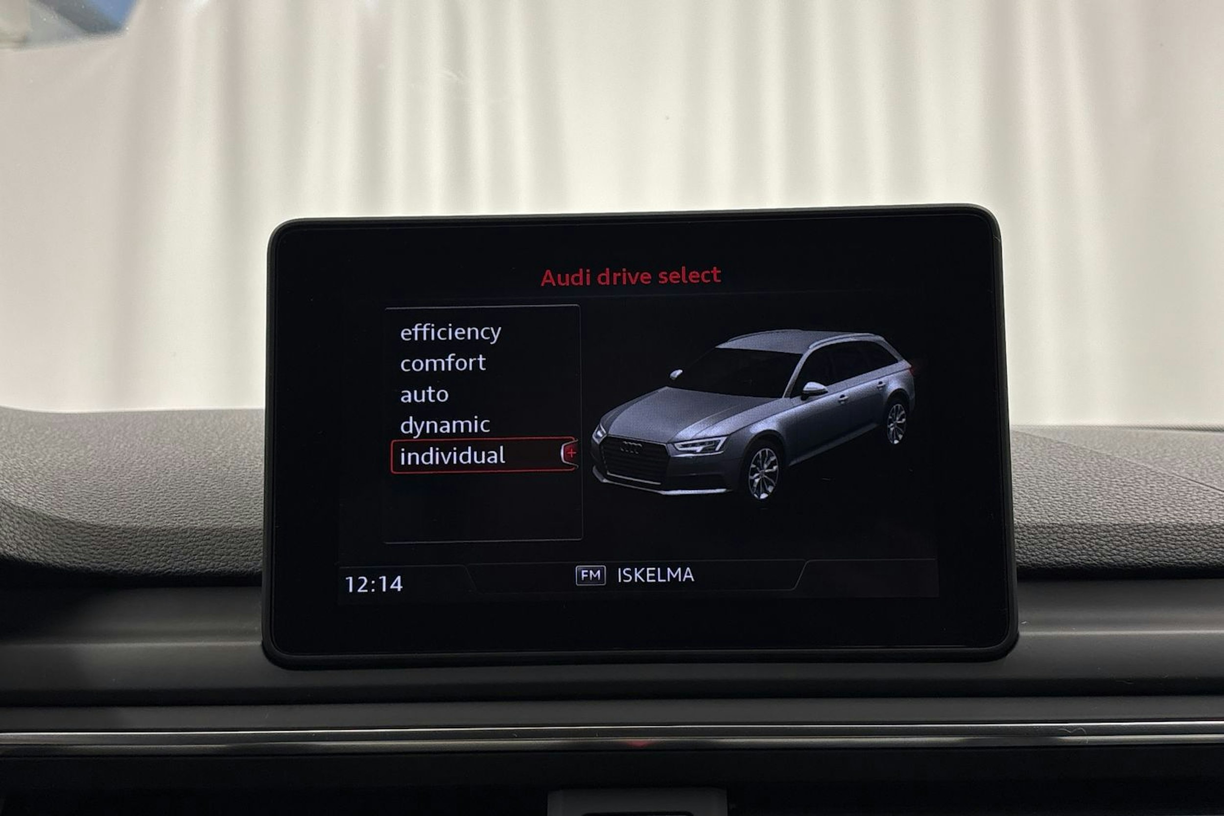 valkoinen Audi A4 2016 kuva 23.