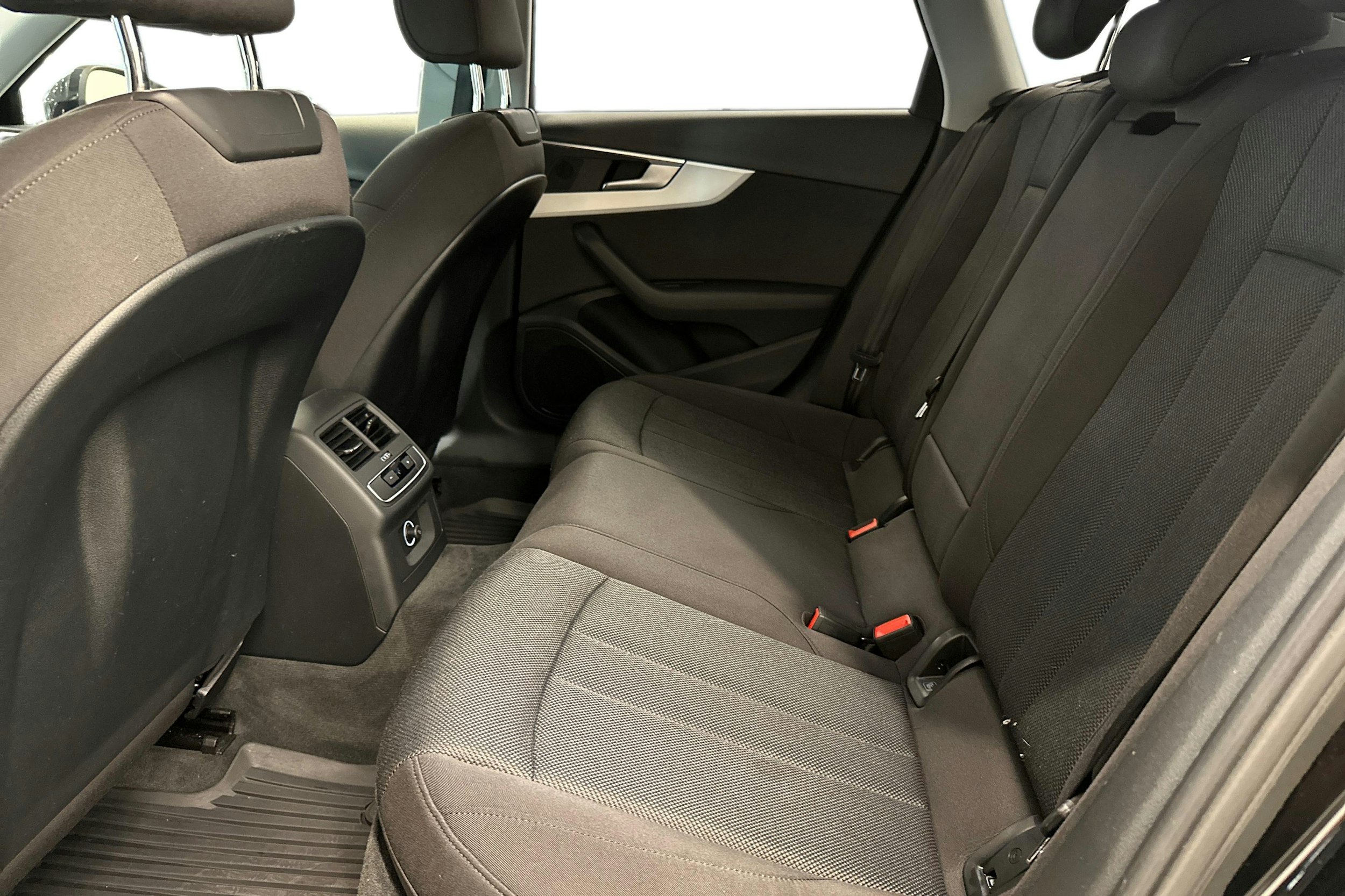 musta Audi A4 2016 kuva 10.