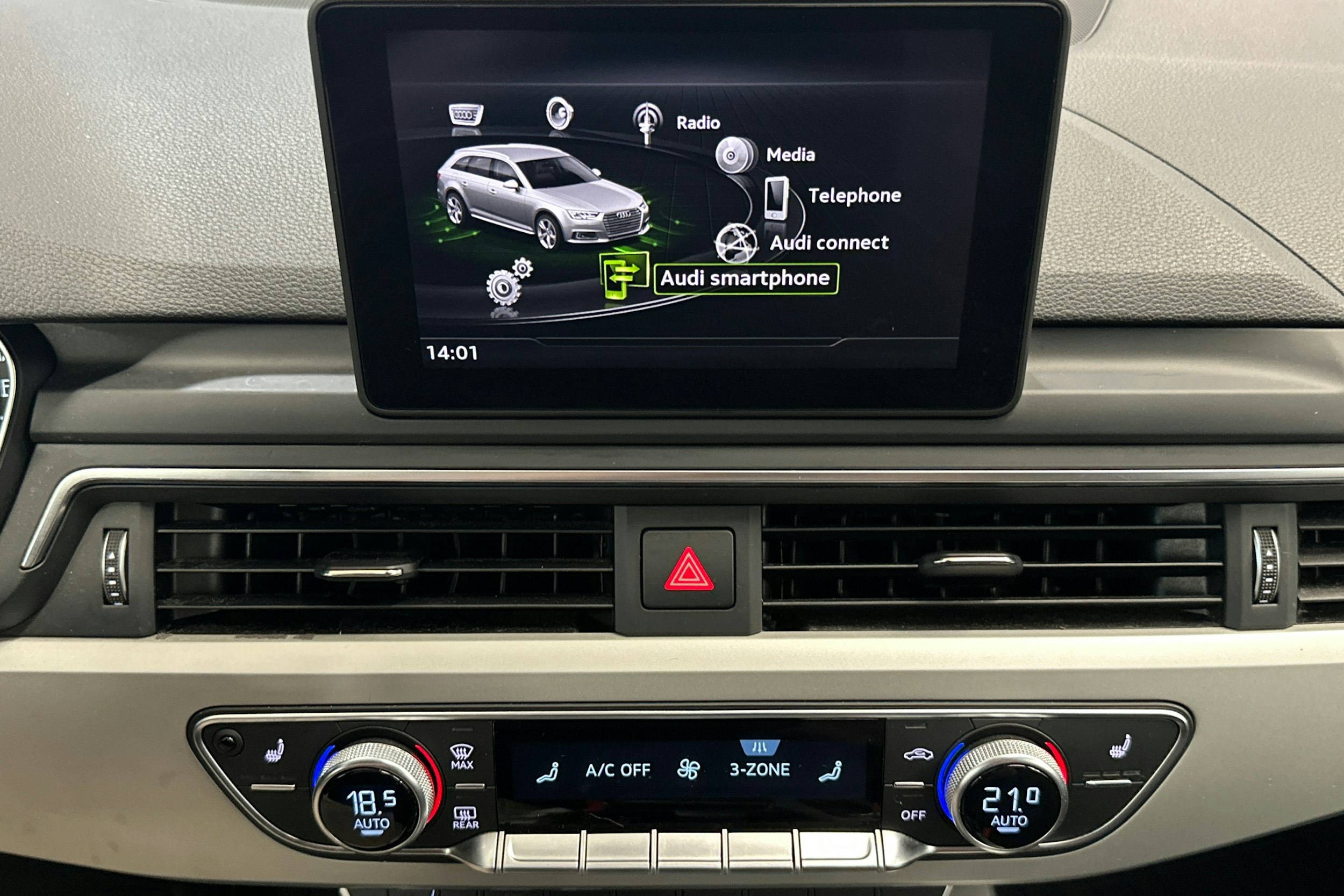 musta Audi A4 2016 kuva 18.