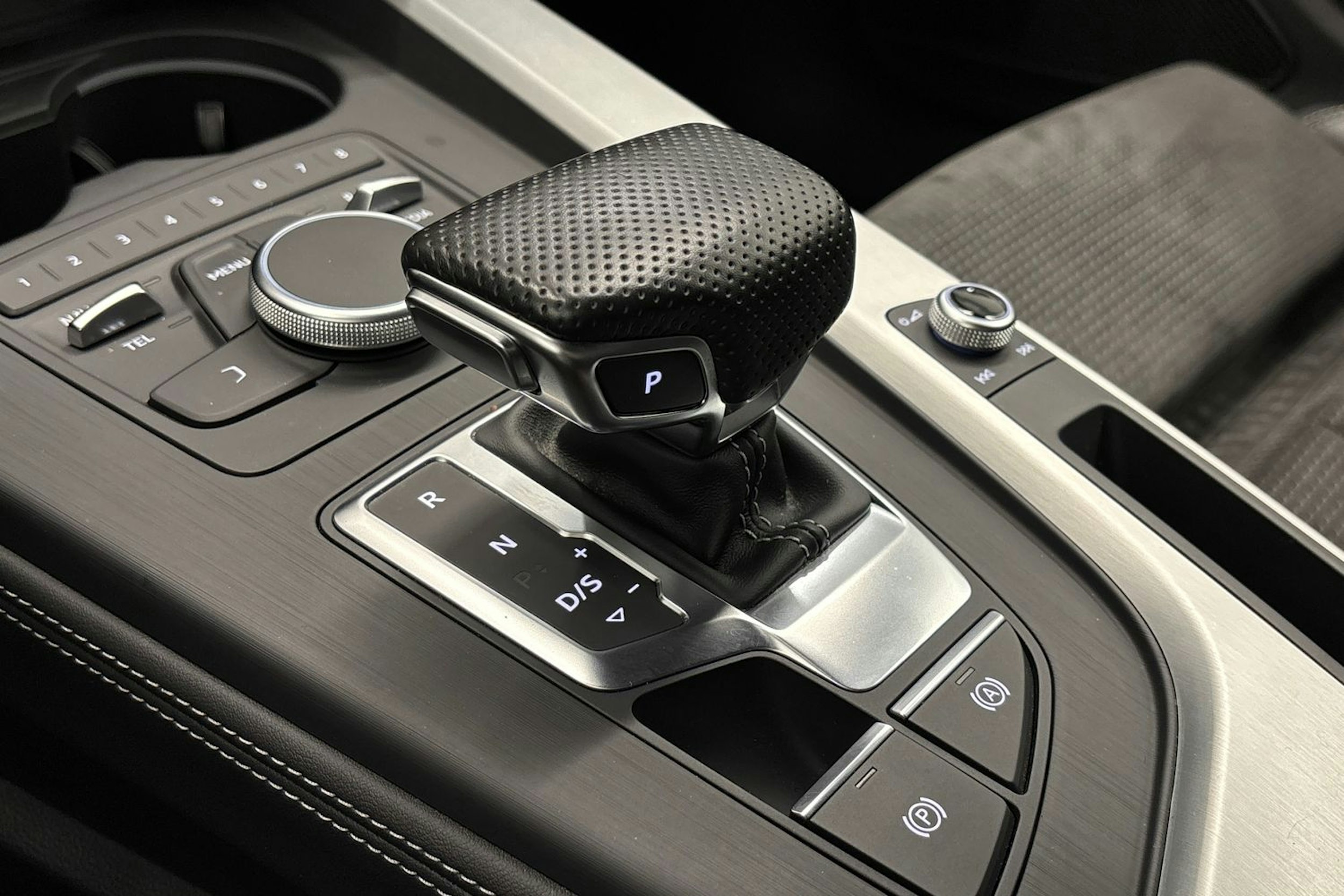 harmaa Audi A4 2016 kuva 23.