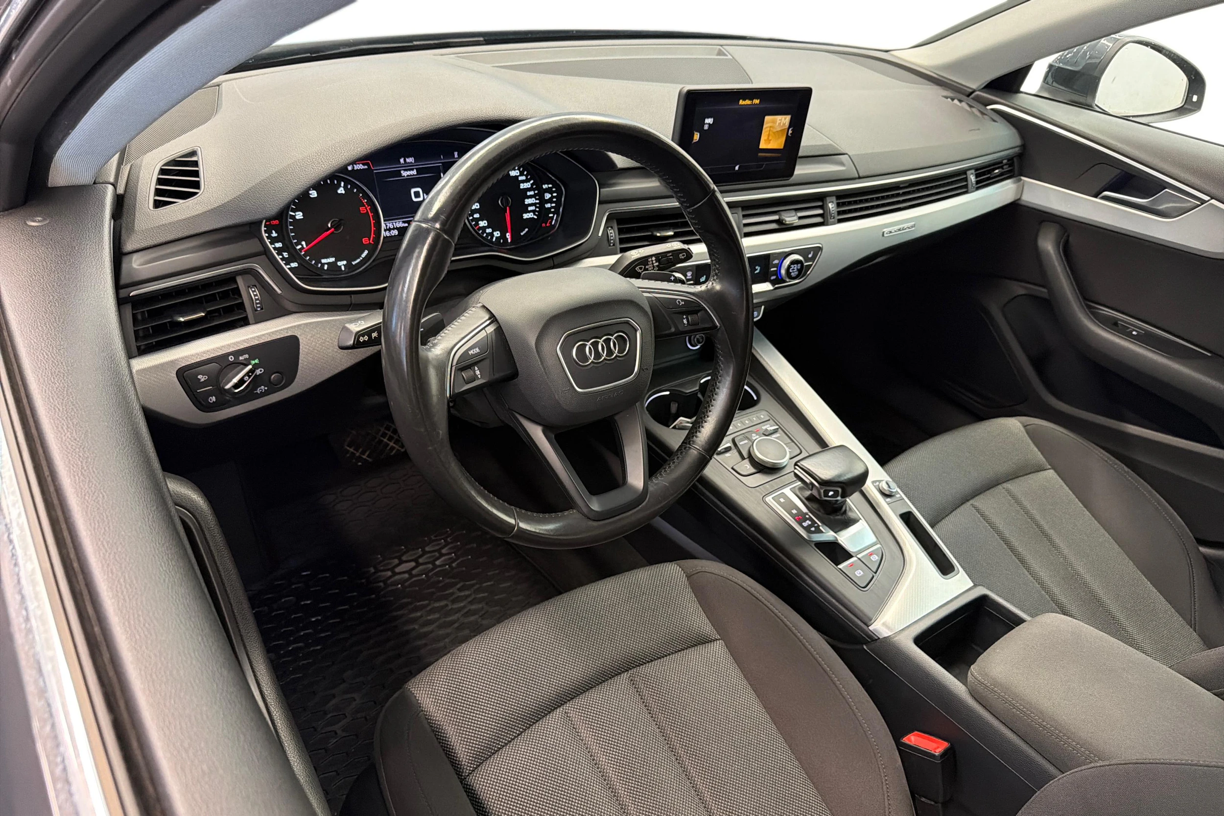 harmaa Audi A4 2016 kuva 6.