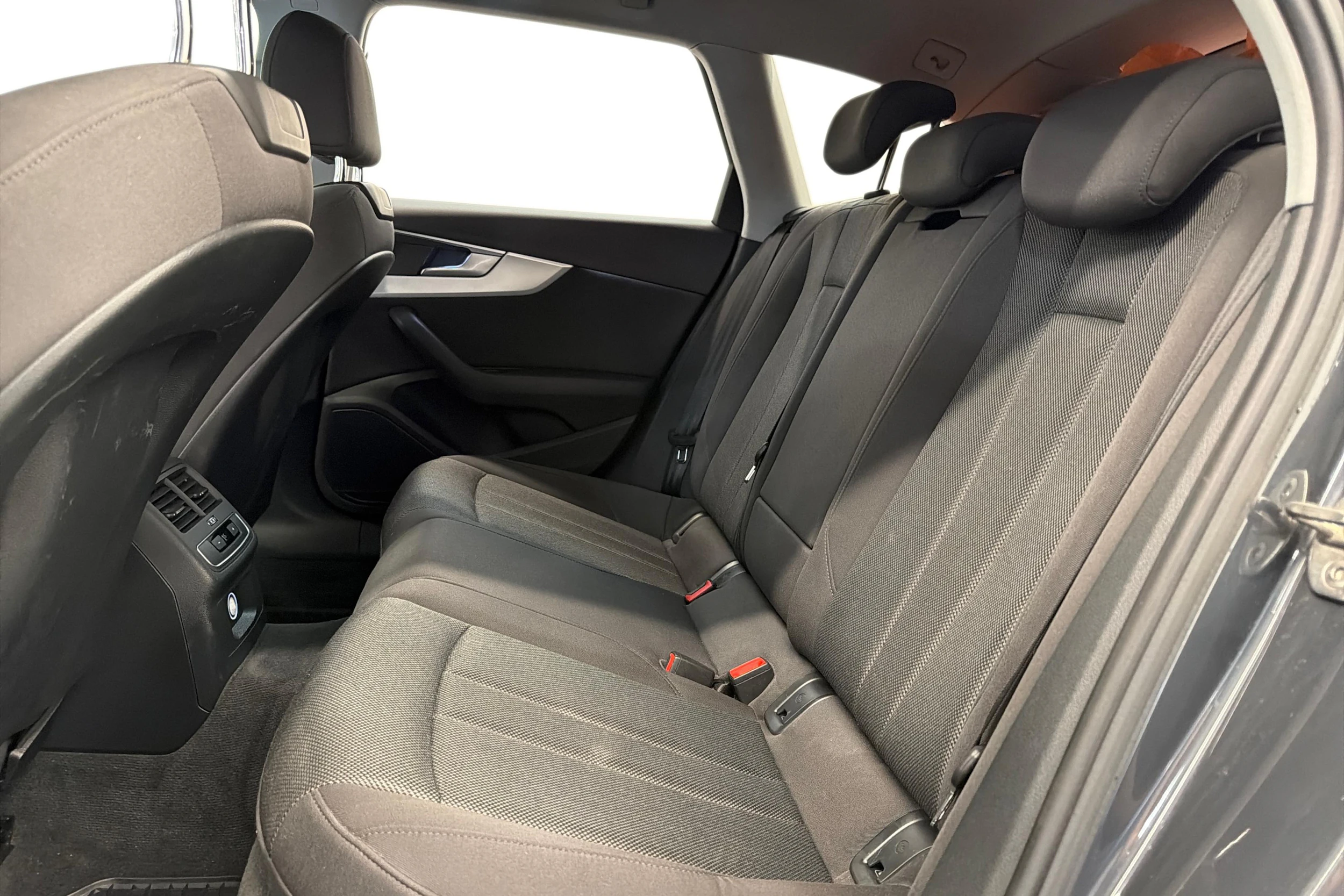harmaa Audi A4 2016 kuva 8.