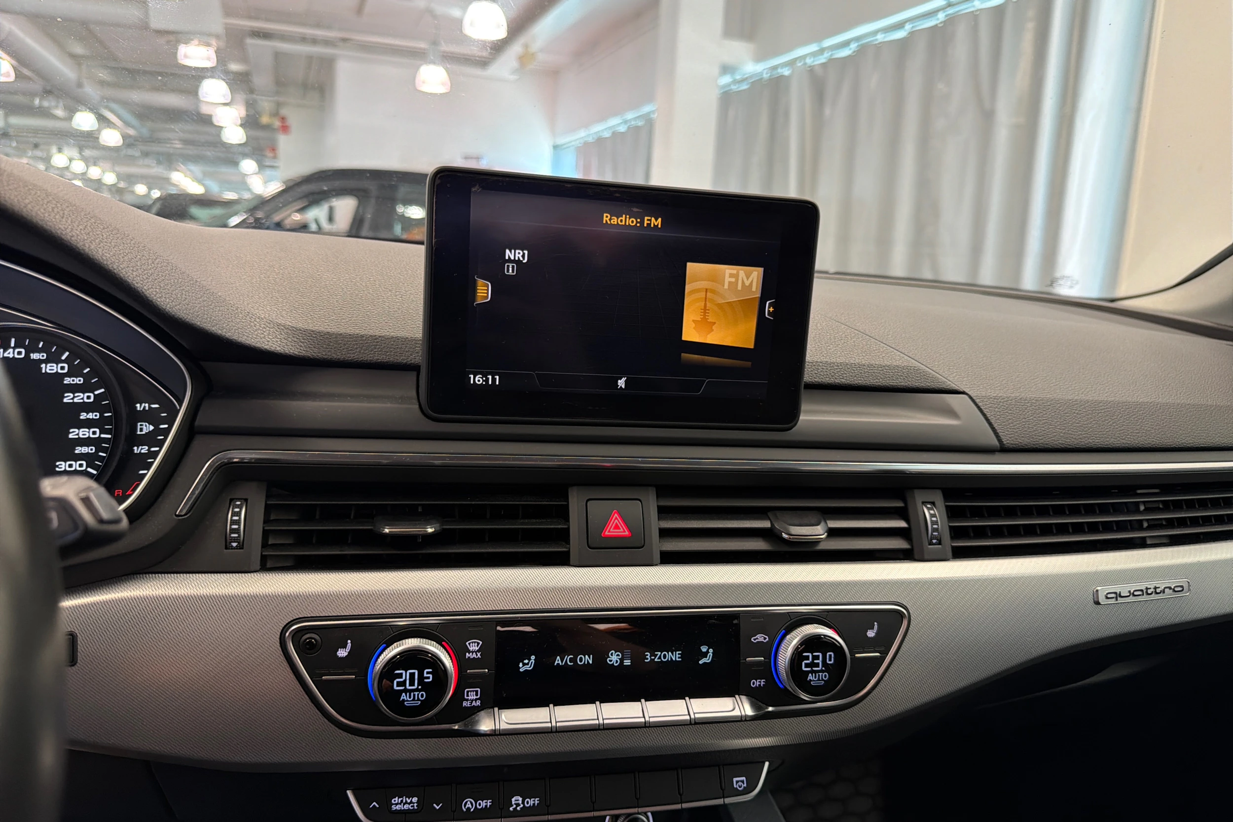 harmaa Audi A4 2016 kuva 12.