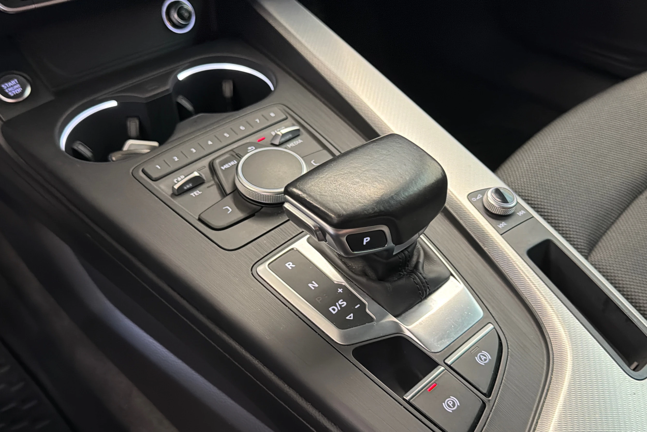 harmaa Audi A4 2016 kuva 13.