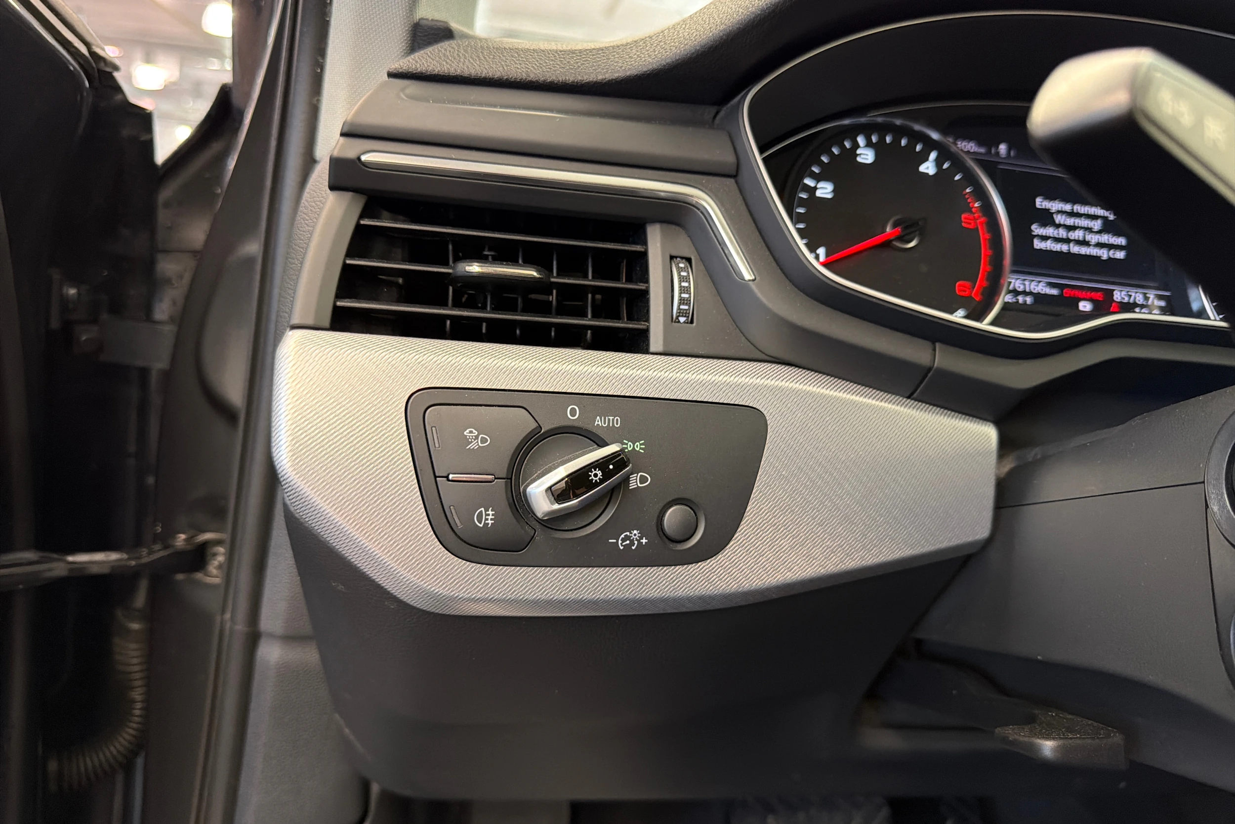 harmaa Audi A4 2016 kuva 14.