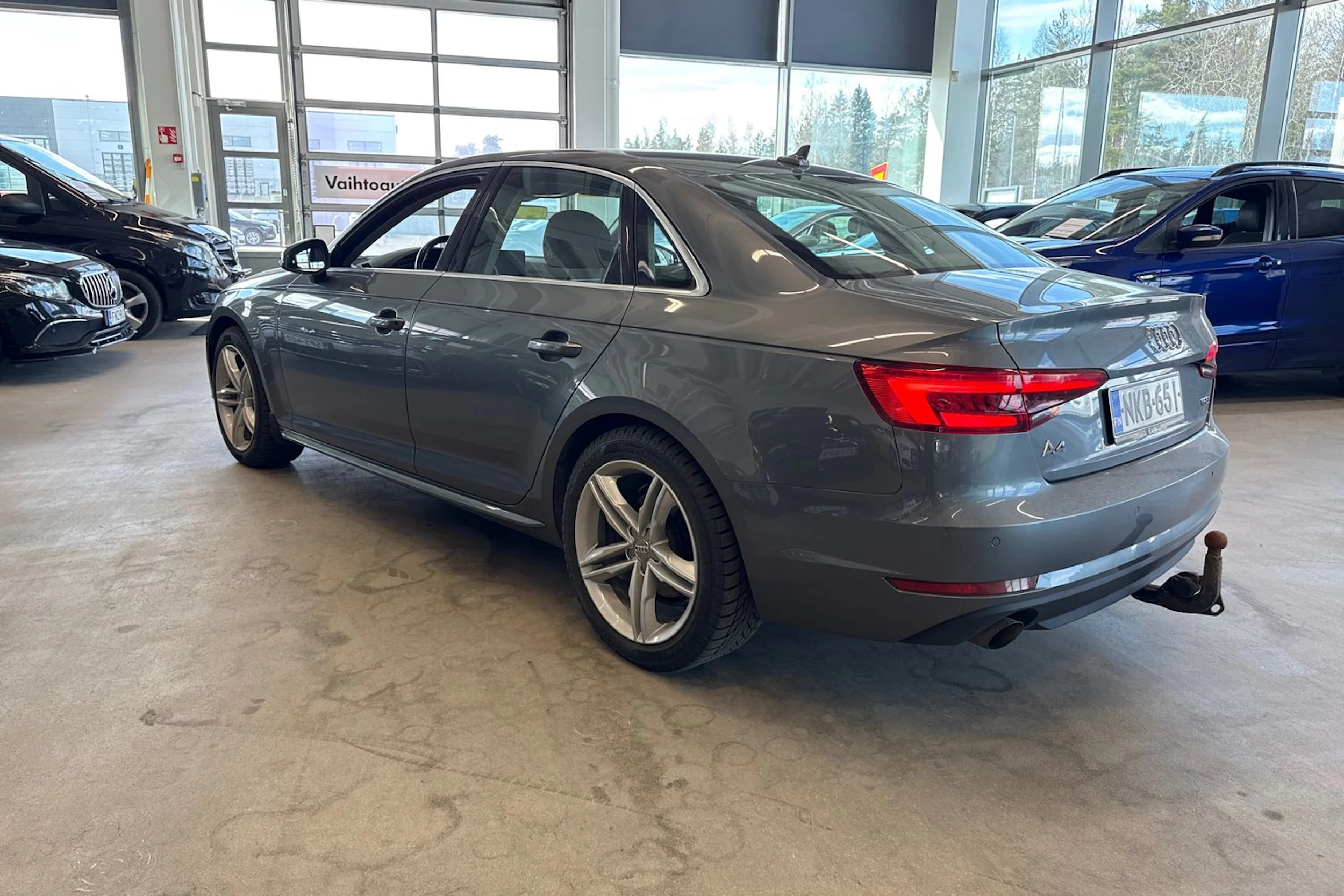 harmaa Audi A4 2016 kuva 12.