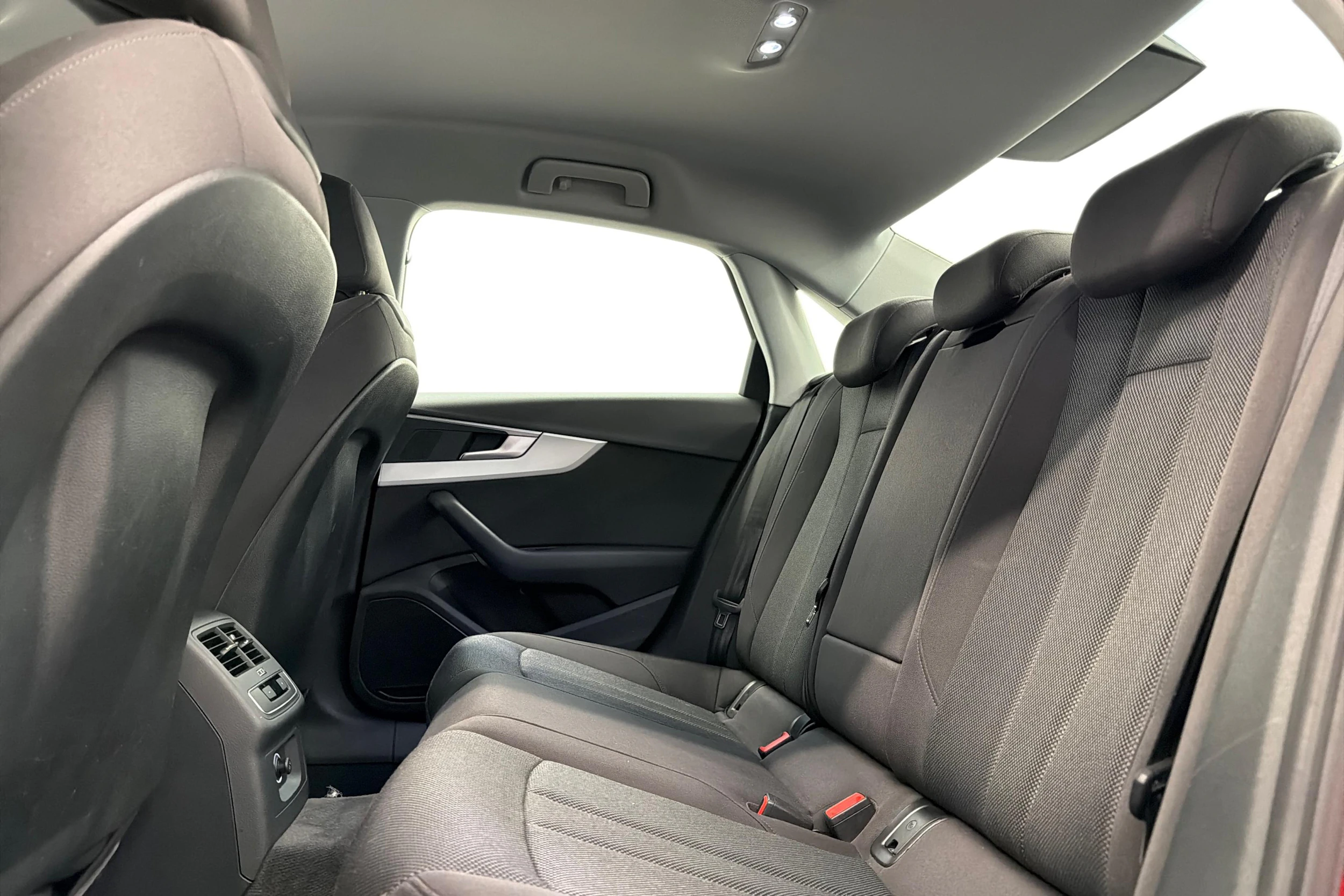 valkoinen Audi A4 2016 kuva 8.