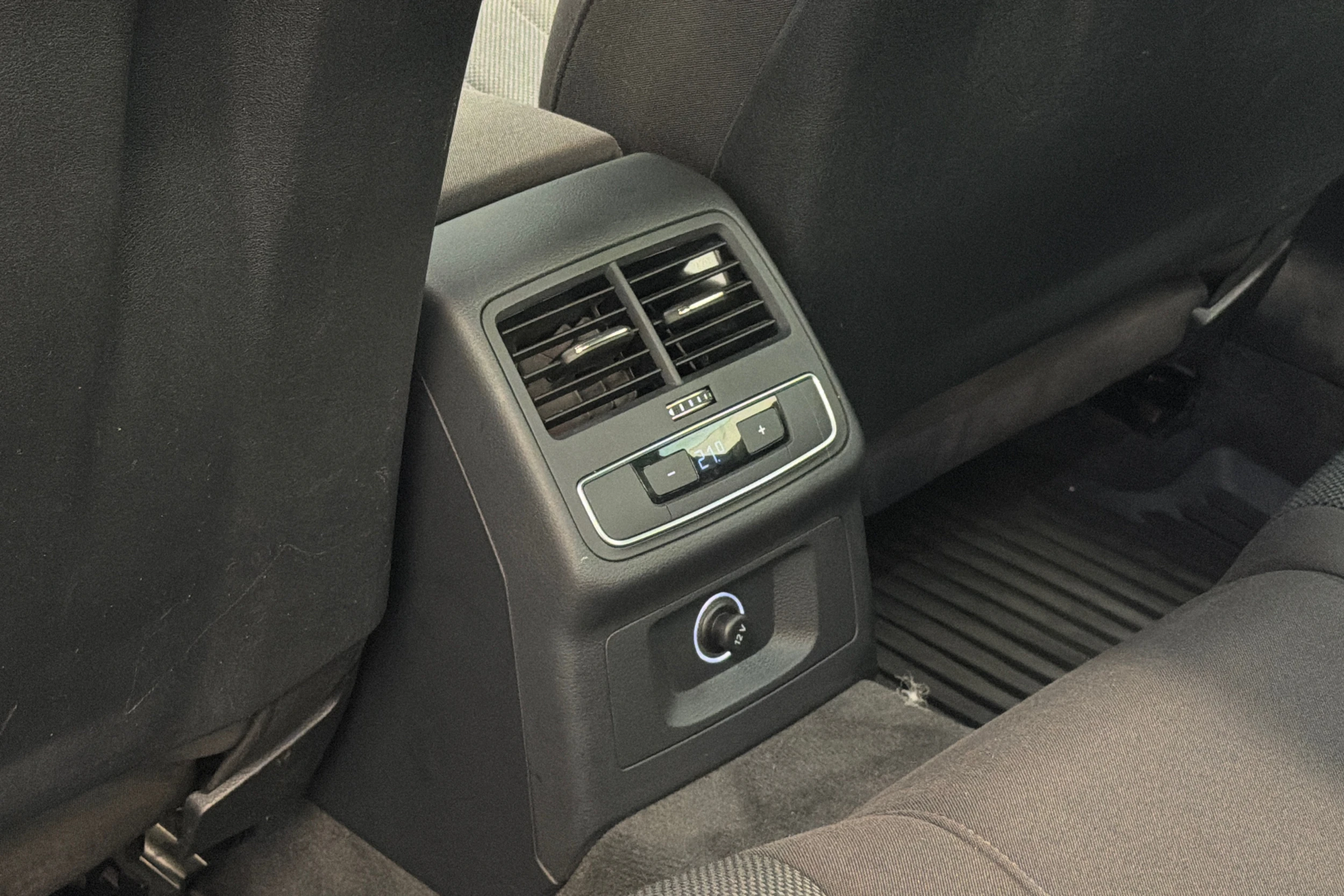 valkoinen Audi A4 2016 kuva 12.