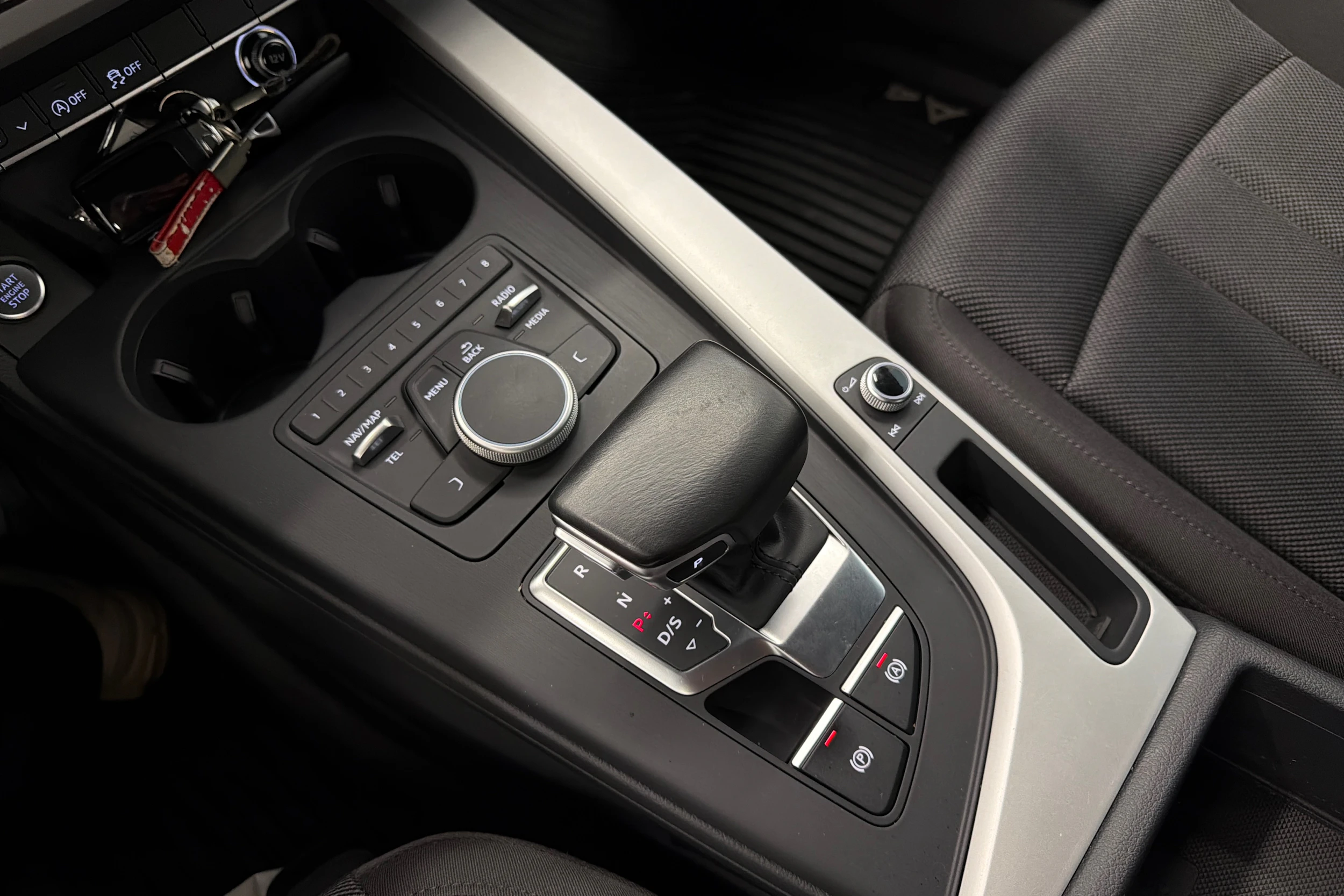 valkoinen Audi A4 2016 kuva 21.