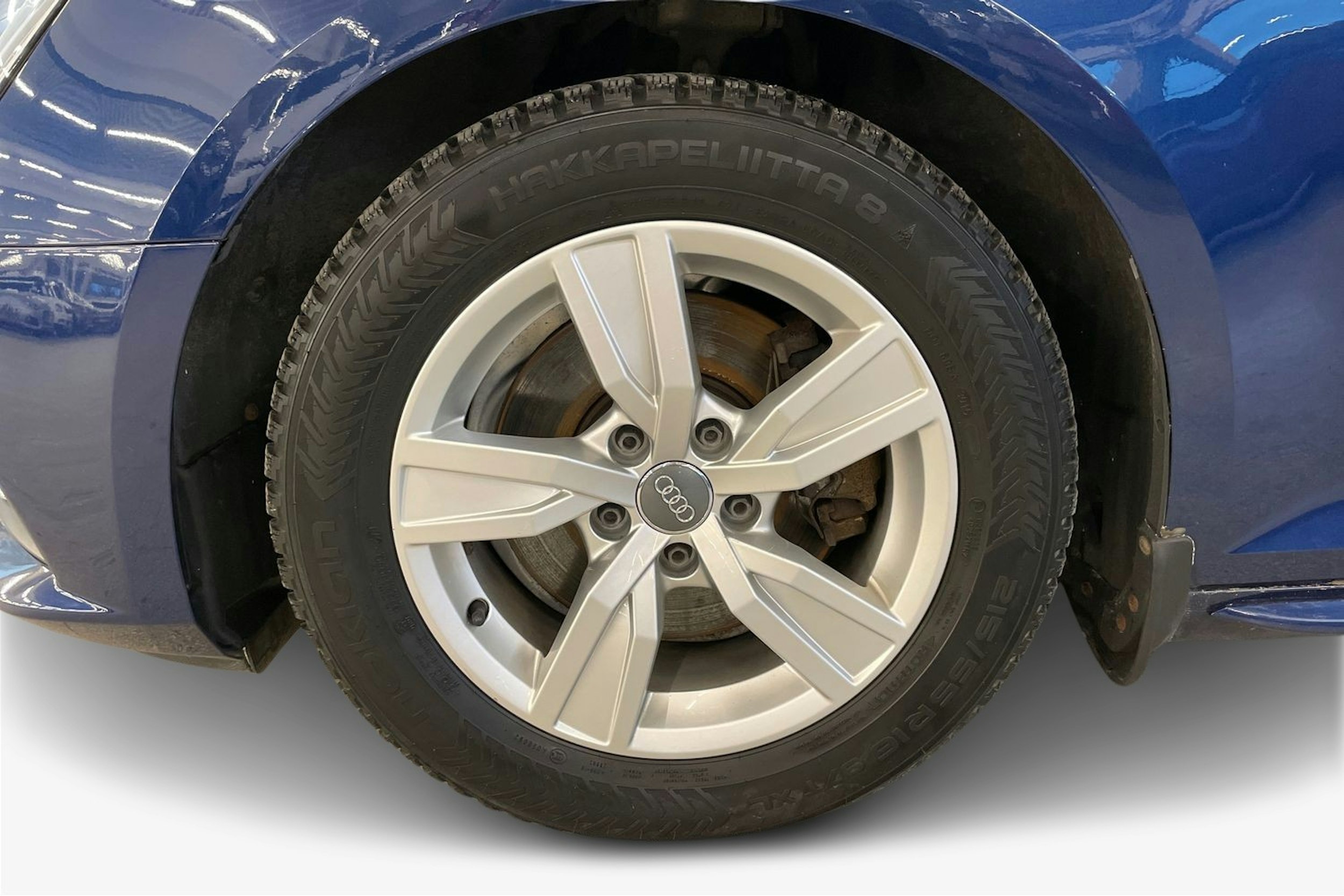 Sininen Audi A4 2016 kuva 11.