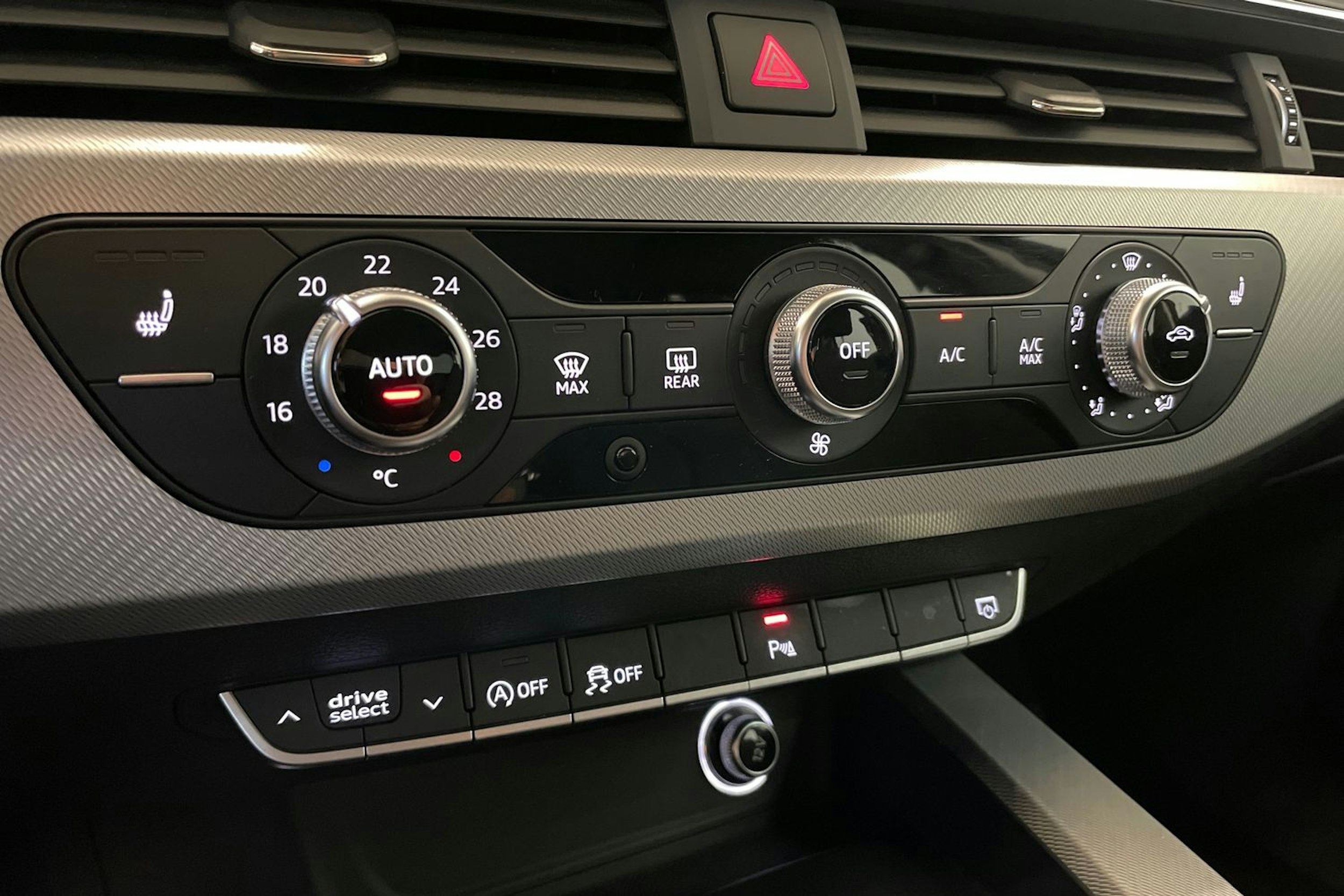 Sininen Audi A4 2016 kuva 22.