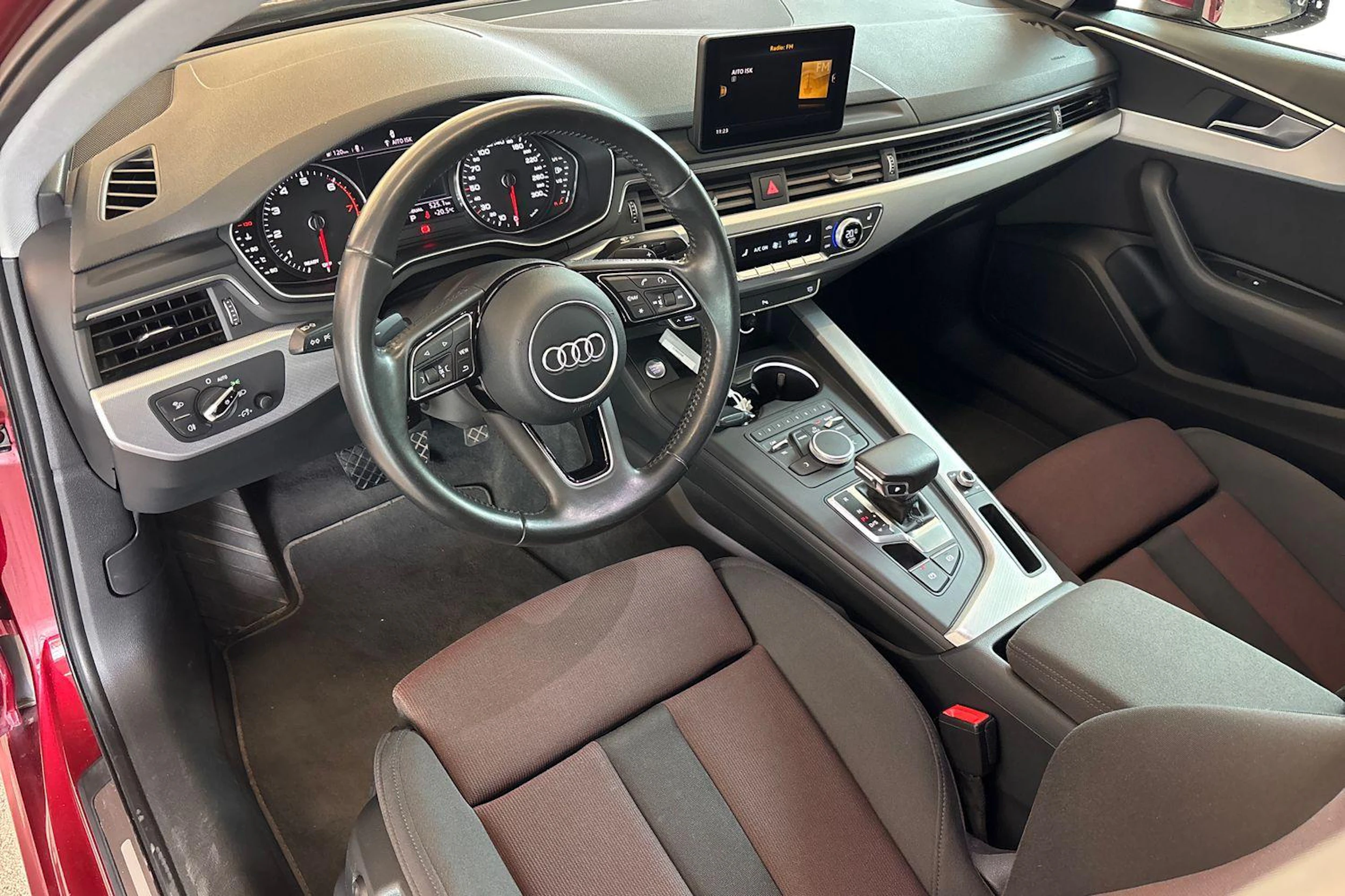 Valkoinen Audi A4 2016 kuva 8.