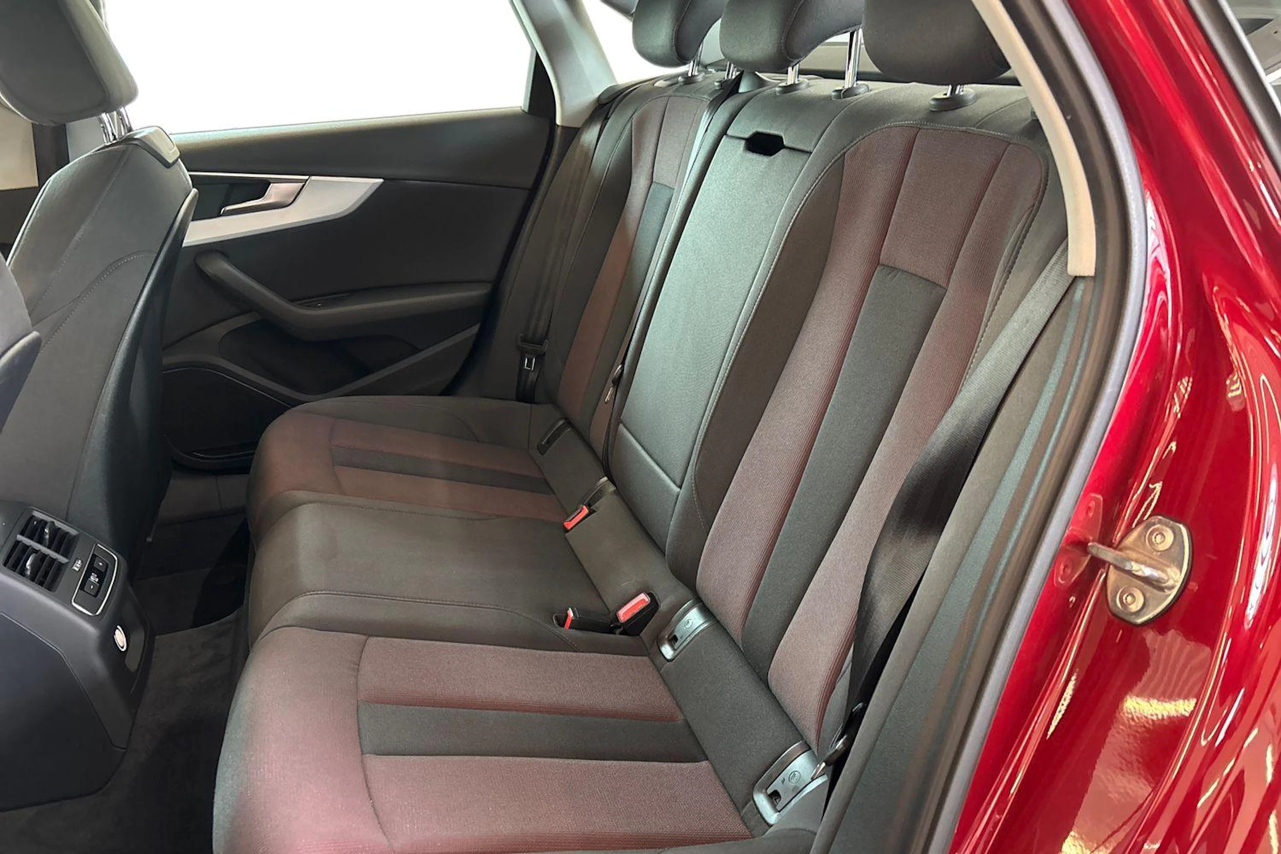 Valkoinen Audi A4 2016 kuva 11.