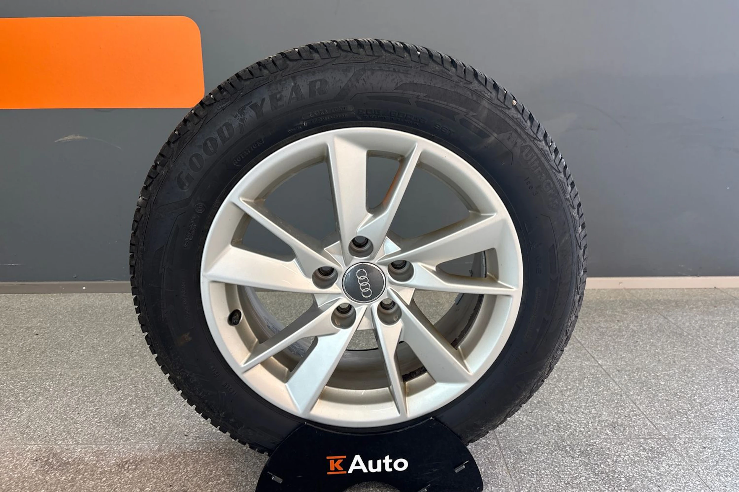 Valkoinen Audi A4 2016 kuva 13.
