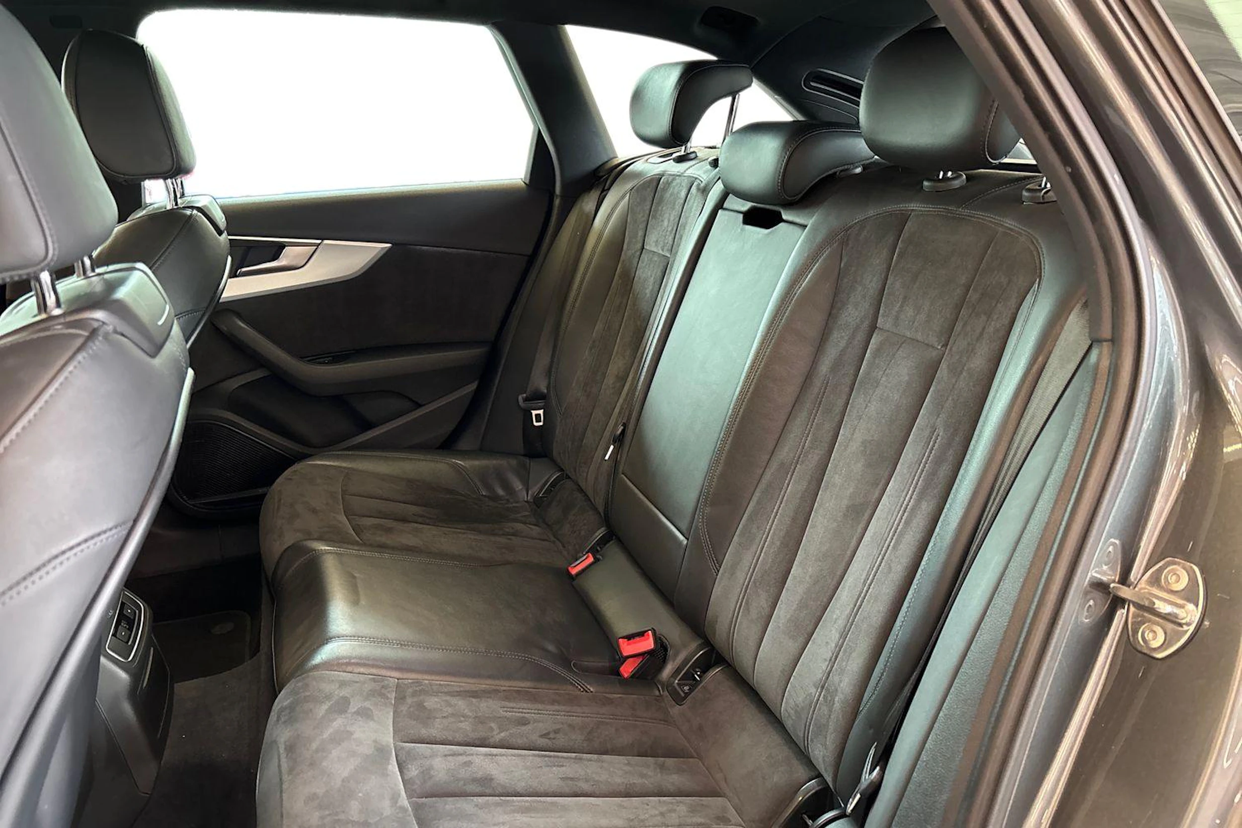 Harmaa Audi A4 2016 kuva 8.