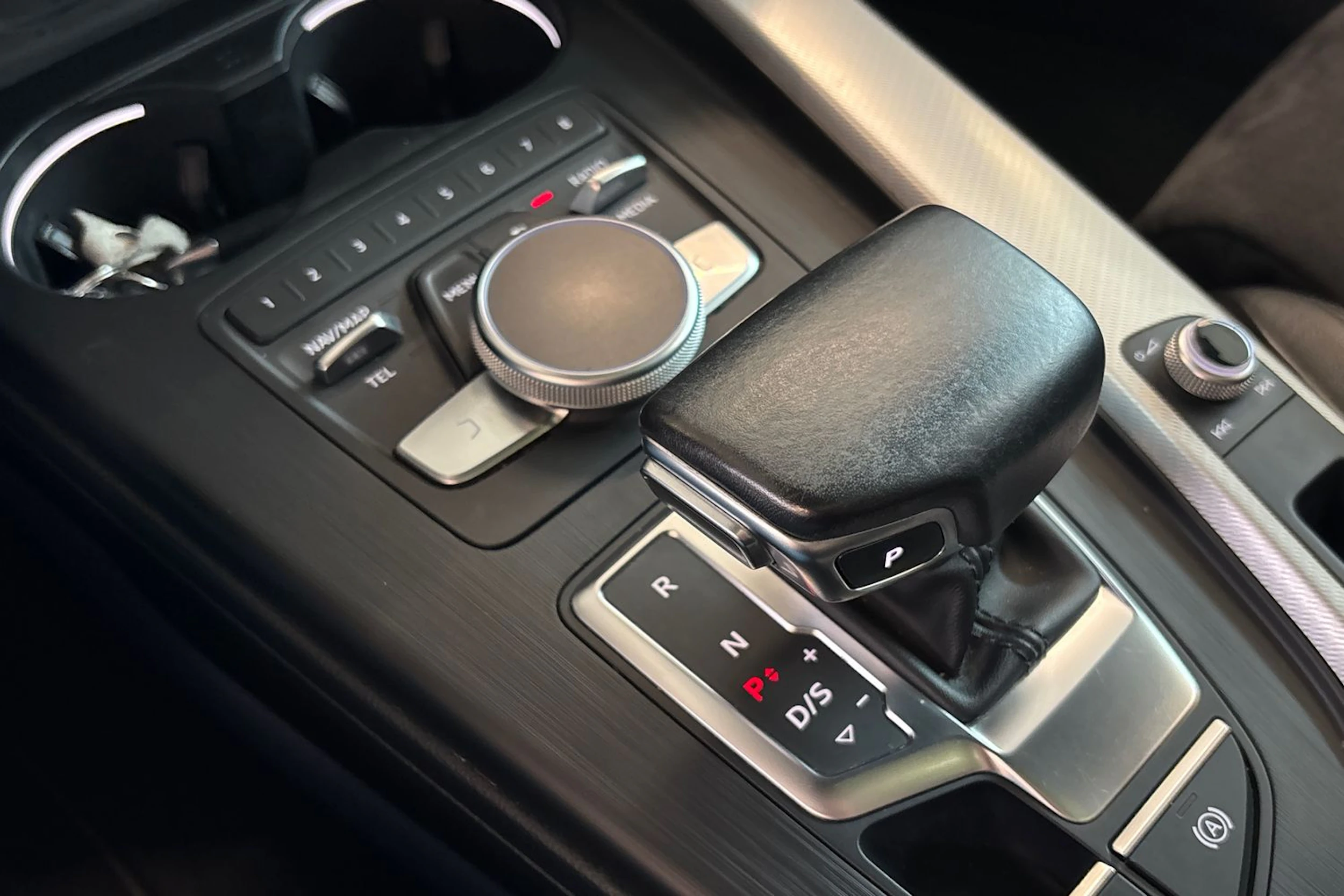 Harmaa Audi A4 2016 kuva 18.