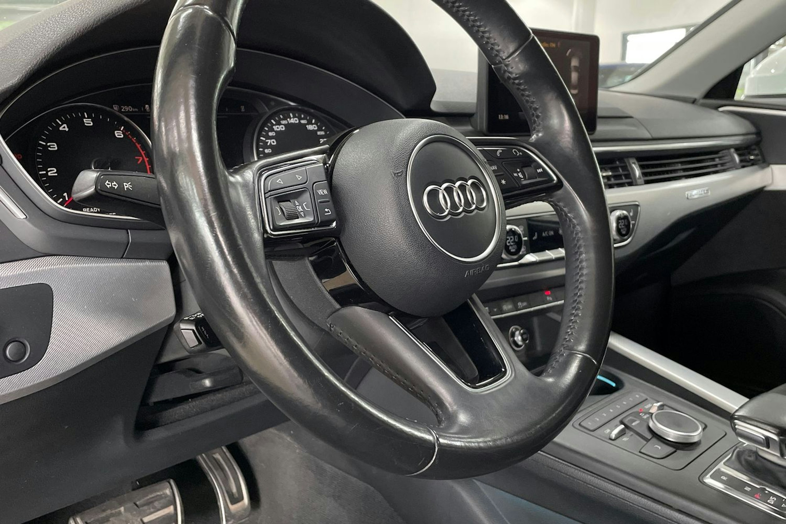Valkoinen Audi A4 2016 kuva 12.