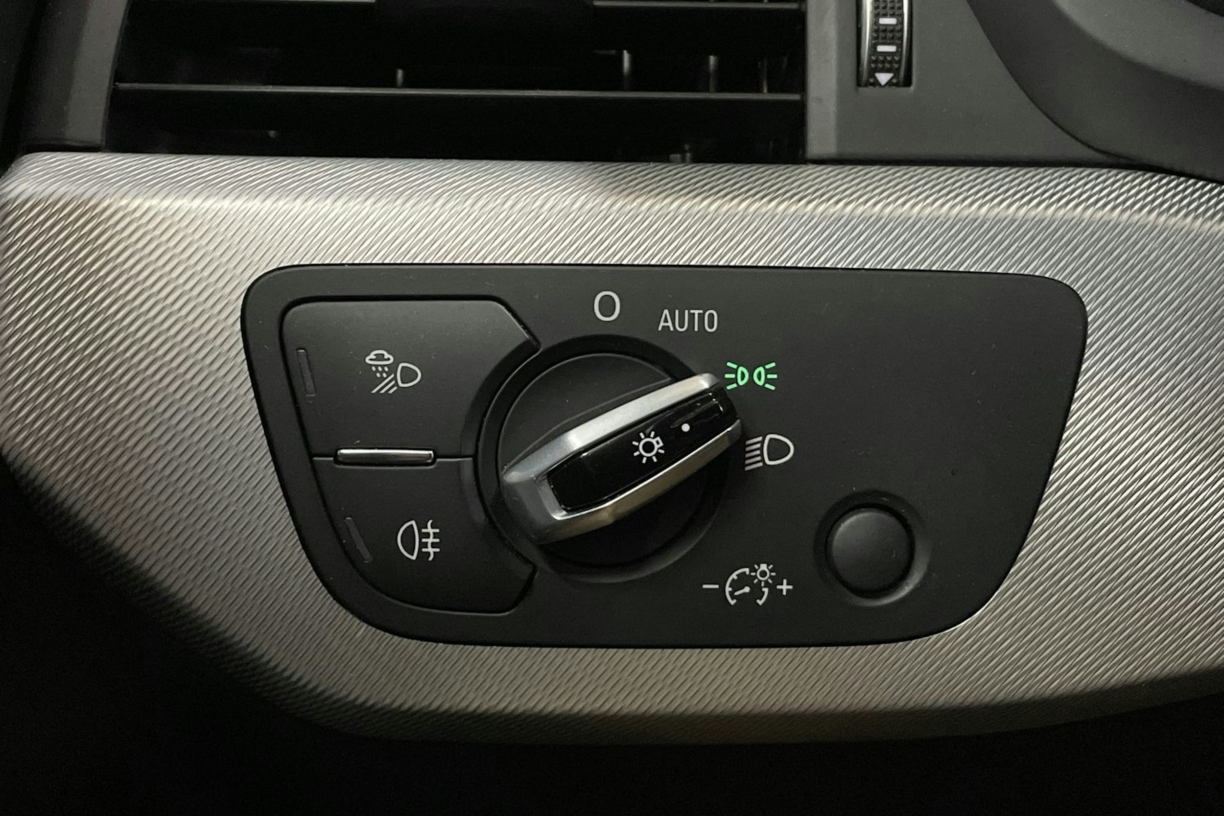 Valkoinen Audi A4 2016 kuva 17.