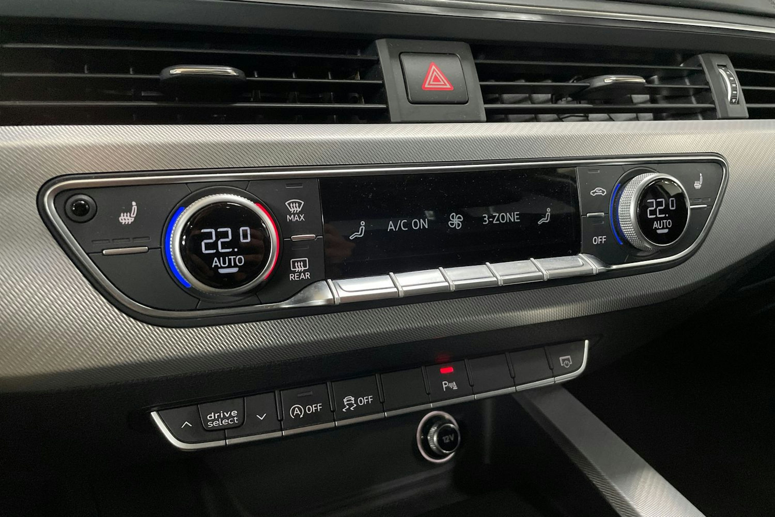 Valkoinen Audi A4 2016 kuva 21.