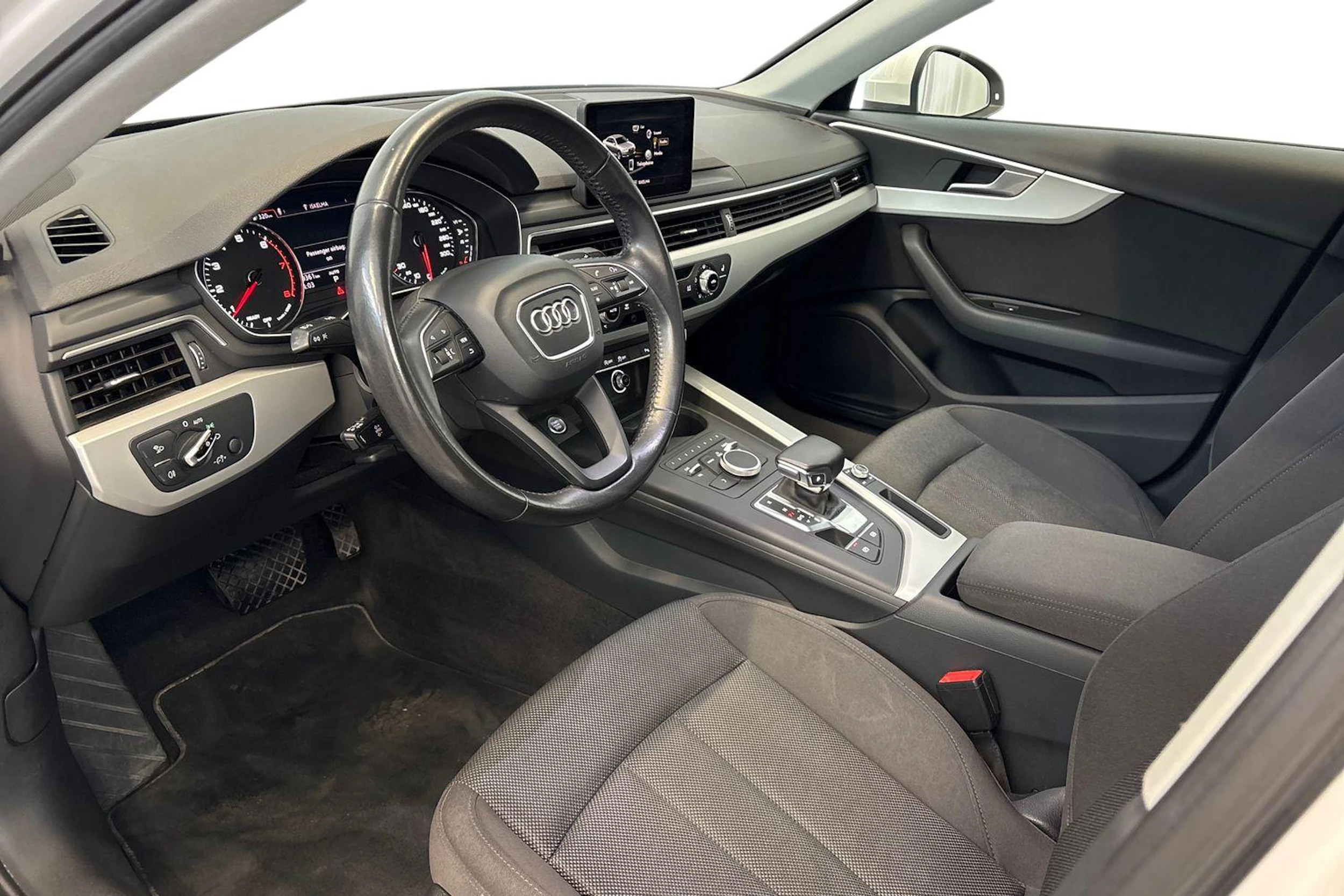 valkoinen Audi A4 2016 kuva 8.