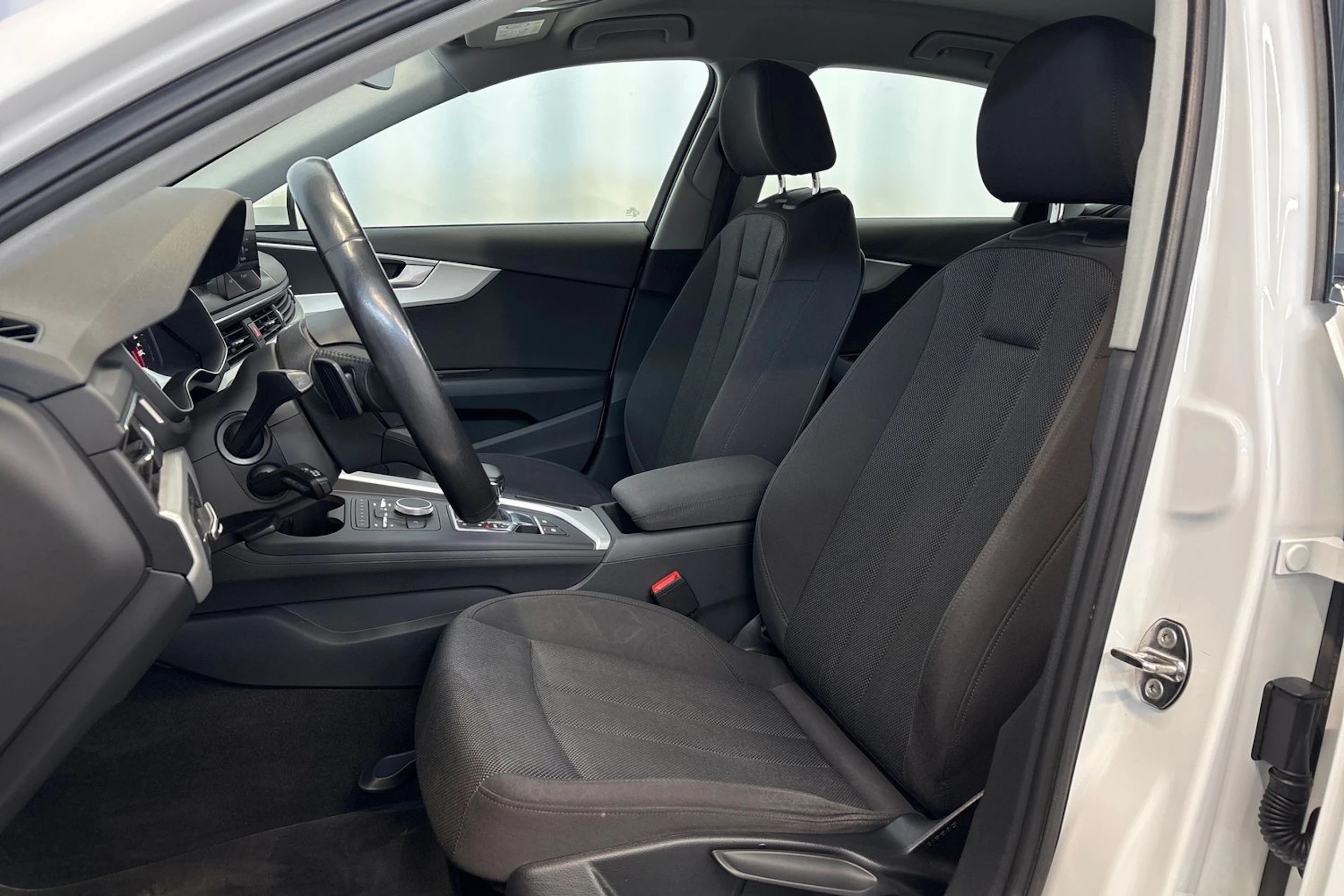 valkoinen Audi A4 2016 kuva 15.